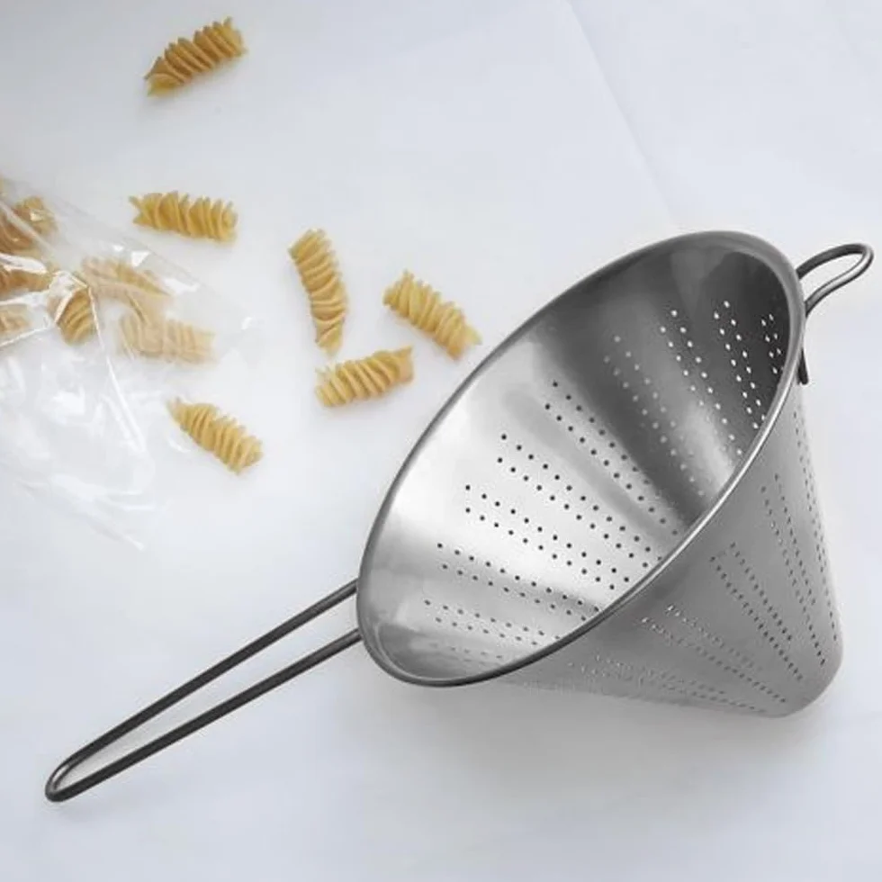 Colador Chino de Cocina - Colador de Acero Inoxidable - Colador de Cocina - Escurridor de Acero Inoxidable - Colador y Escurridor de Cocina para Drenar Pasta, Verduras y Arroz - 24 cm