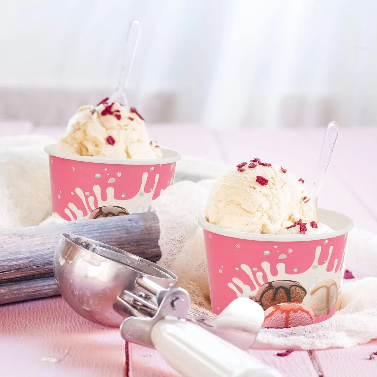 Envase para Copa de Helado,50 Piezas 4oz Resuable Papel Helado Tubos Sopa Recipientes con 50 Piezas Tapas y Cucharas,Helado Tazones Postre Tratar Tazas para Helado Helado Yogur Sopa Pastel (Rosa)