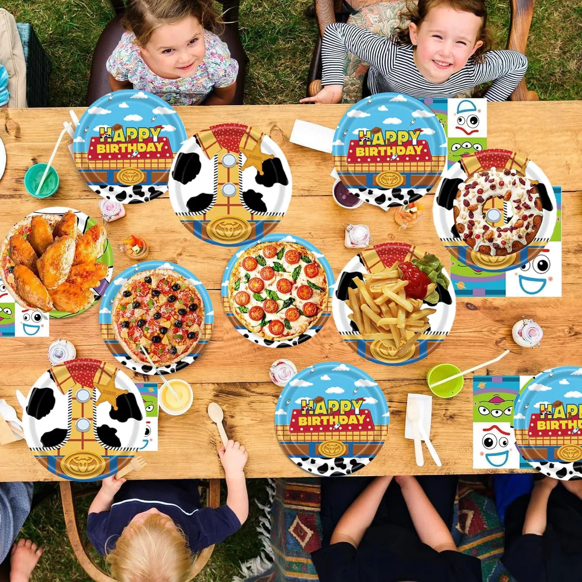 61 piezas Juego de vajilla de cumpleaños con temática de juguetes para niños, compuesto por vasos, platos, mantel y servilletas, suficiente para 20 invitados.