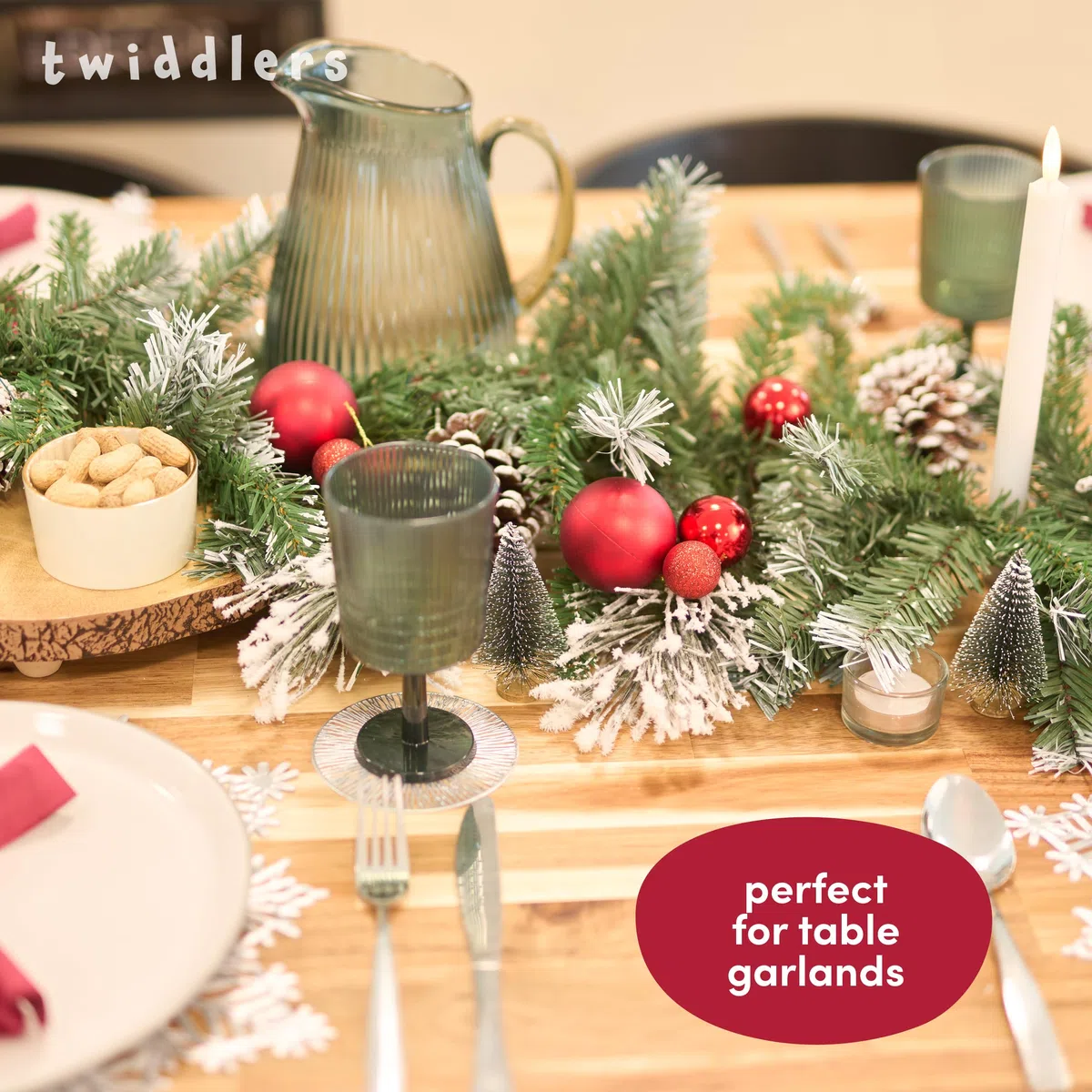 THE TWIDDLERS - Paquete de 50 Bolas de Navidad Rojo Rubí - Tamaños y Acabados Variados - 6cm, 4cm, 3cm - Adornos Mate, Brillantes y con Brillo para Decoraciones de Árbol de Navidad