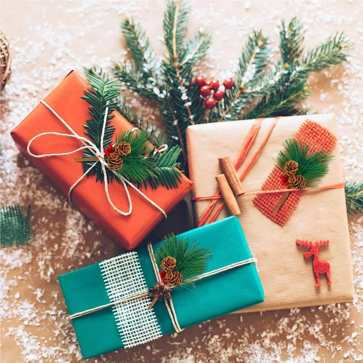 Lote de 20 Ramas de Abeto Artificial con Bayas Rojas y Piñas,Decoración de Navidad,Corona de Adviento,Guirnalda Festiva,DIY y Adornos para Árbol Navideño