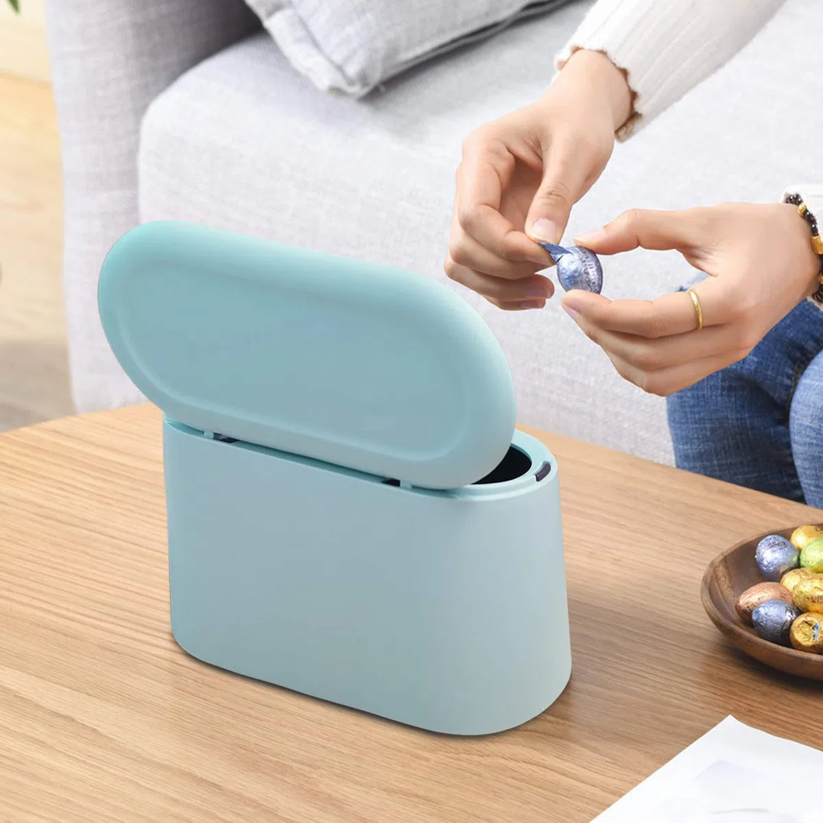 JEEZAO Cubo de Basura de Mesa con Tapa, Papelera de Escritorio Mini Bote de Reciclar, Maquillaje Lápiz Cubo,Reciclaje para Oficina, Baño,Hogar,Almacenamiento de Alimentos para Mascotas (Azul claro)