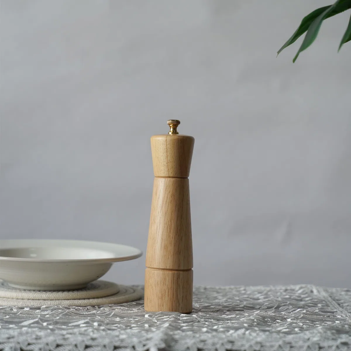 Molinillo de sal, molinillo de sal con núcleo de molienda de cerámica ajustable, madera de caucho, 22 cm de altura, diámetro inferior: 5,5 cm (la bandeja no está incluida)