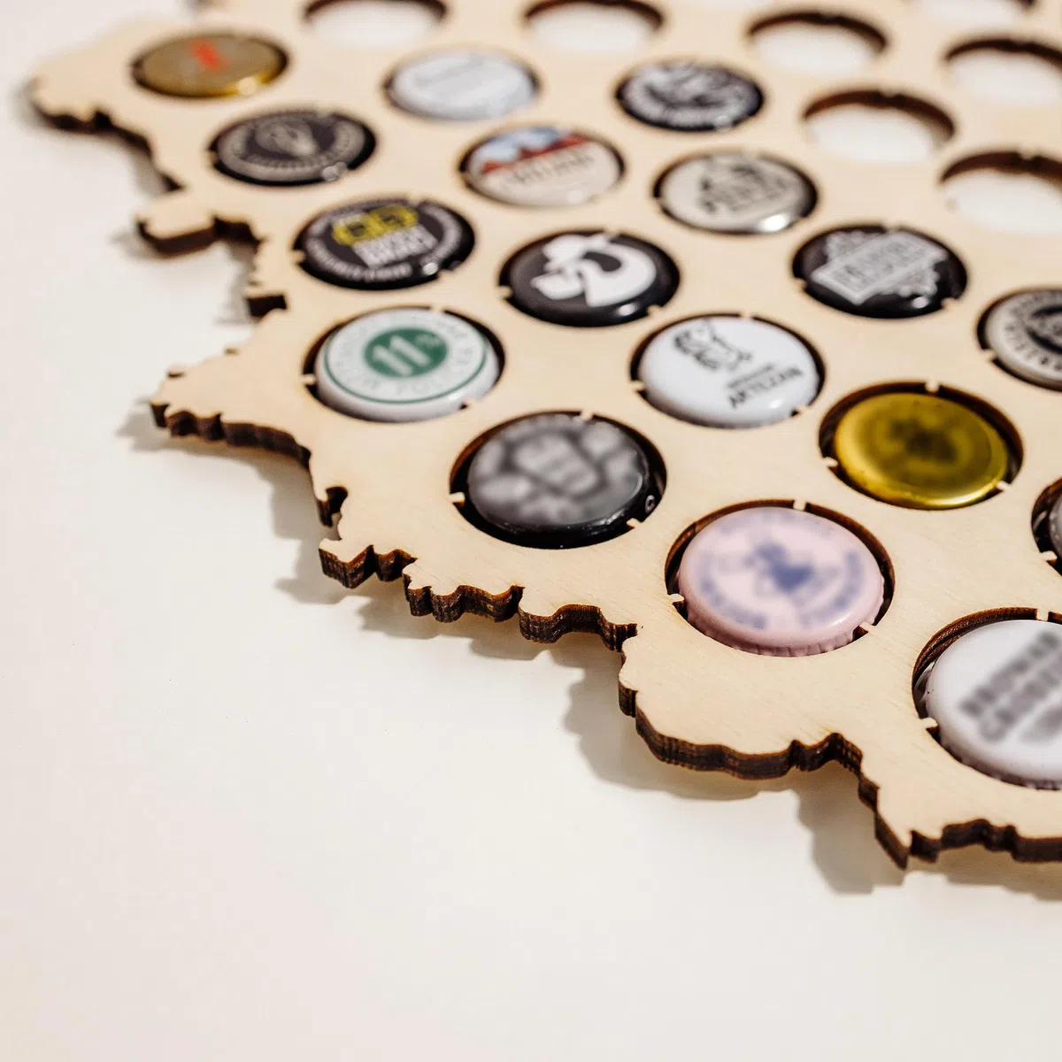 Creative Deco Mapa de Alemania de Contrachapado Soporte para Chapas de Cerveza | 32,5x44x0,5cm | Colección de 64 Tapones de Botellas | Decoración de Pared Artesanal | Regalo para Amantes de la Cerveza
