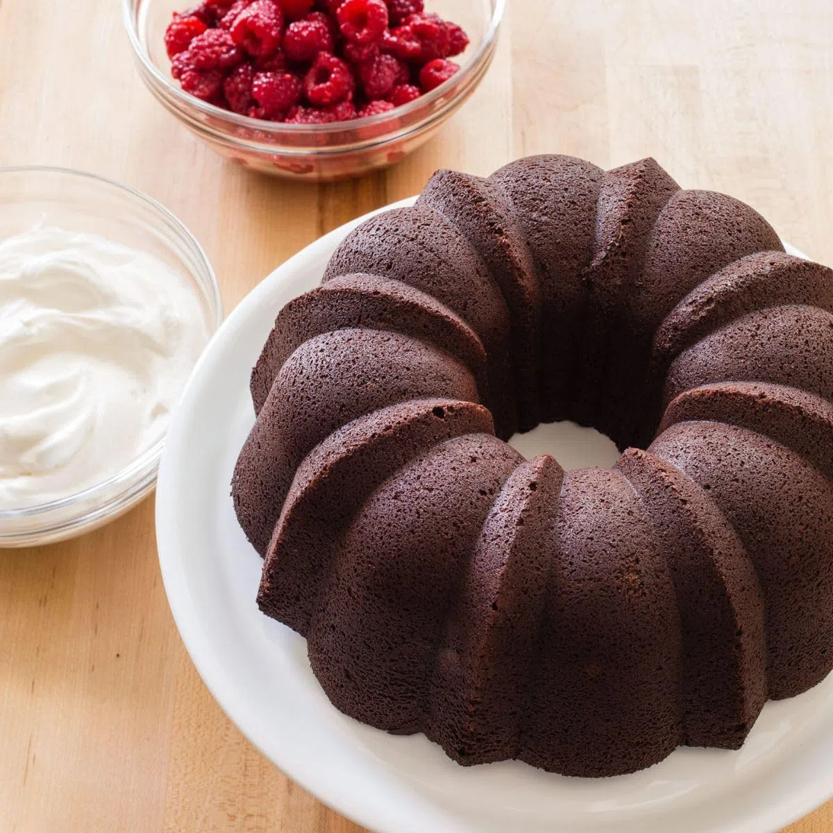 MGE - Molde de Repostería Savarin - Bizcochera con Tubo - Molde Anillo - Tartera - Molde para Tarta - Molde con Tubo - Tarrtera con Tubo - Negro - 25,5 cm