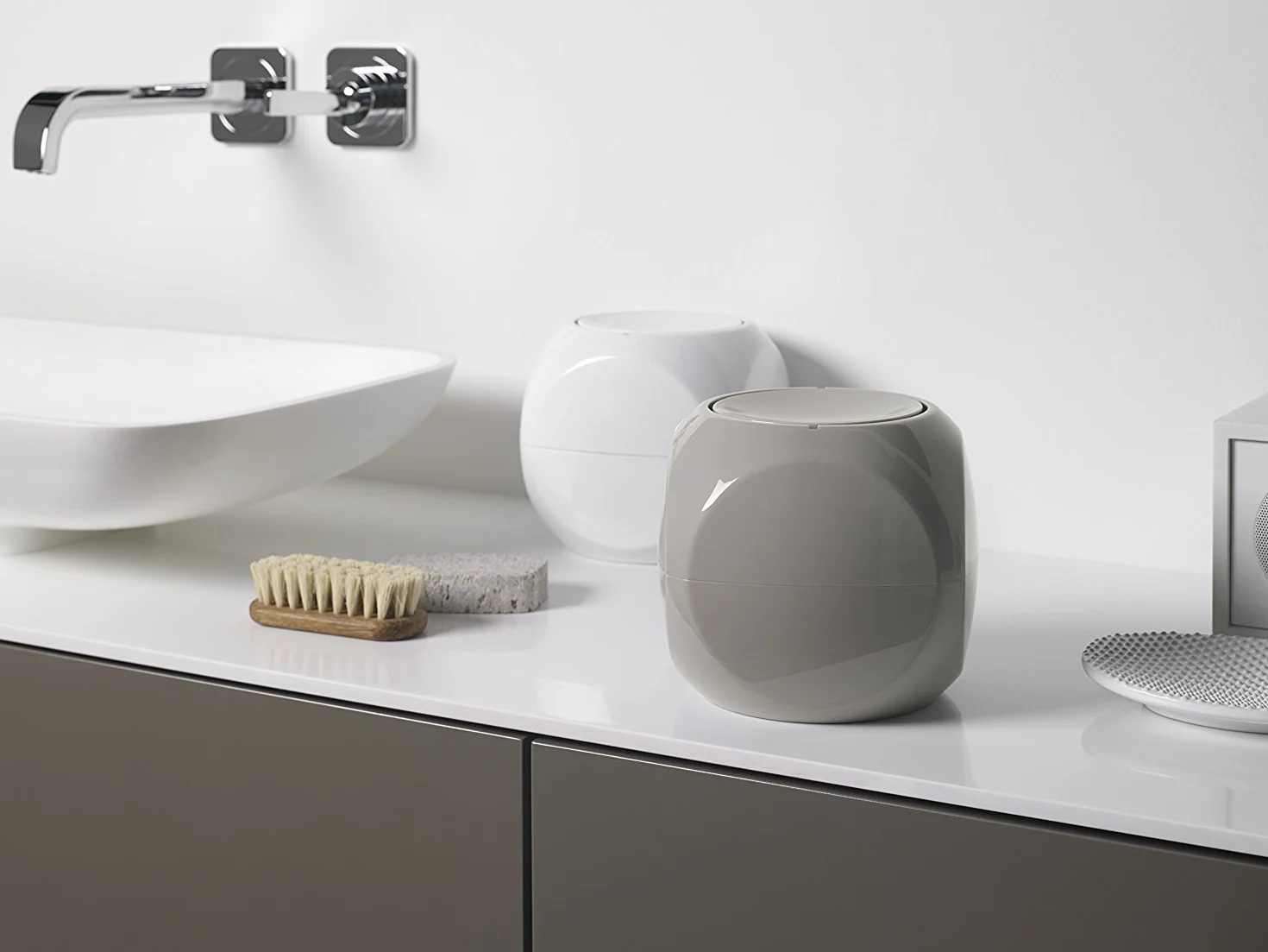 Spirella - Papelera para cosméticos - Contenedor de residuos de baño - 1 litro con tapa giratoria - Blanco