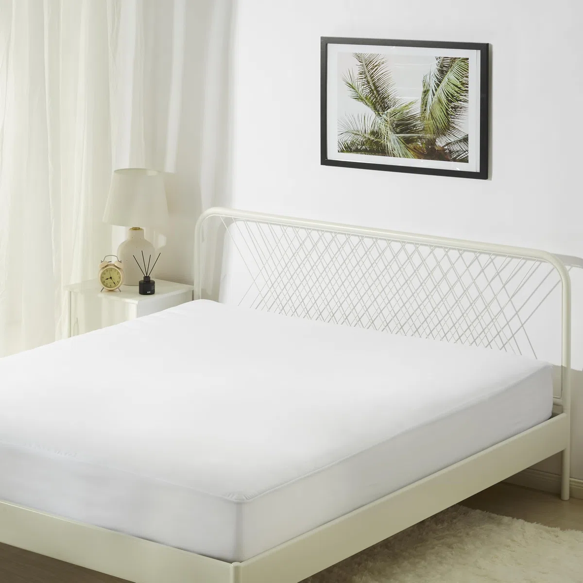 Amazon Basics Protector Colchón Impermeable, Altura 45cm Lavable Silencioso Cubre Colchón Cama 160 x 200, Blanco