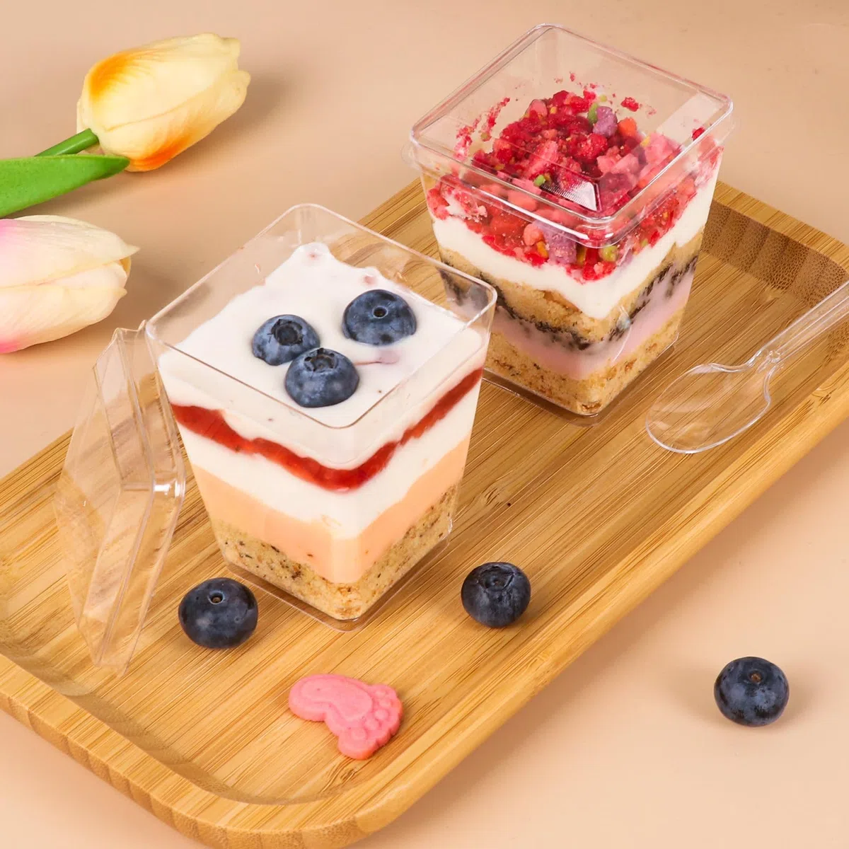 50 Vasos Postre con Cucharas,5OZ/160ML Vasos Postre Plástico Cuadrados,Reutilizables Copas Postre con Tapa,Transparentes Para Mousse Pudín Helado Buffet Fiesta Cumpleaños Picnic