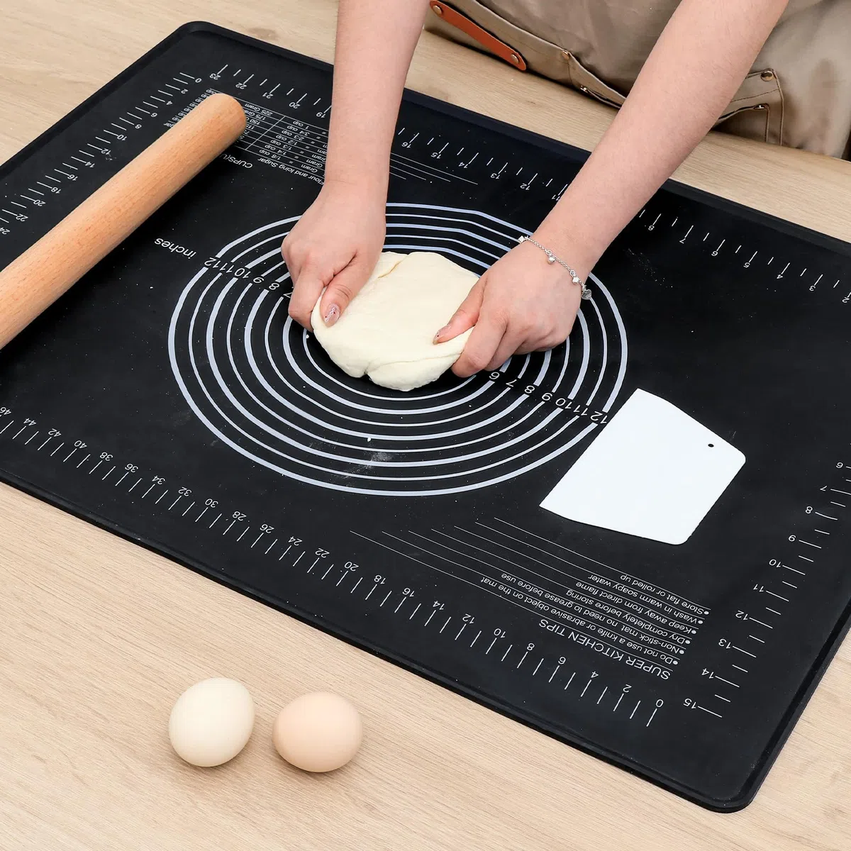 SUPER KITCHEN Alfombrilla de Silicona para Repostería 70x50cm con Bordes Levantados, Medidas y Antiadherente - Extra Grande y Gruesa para Amasar, Extender Masa y Fondant (Negro)