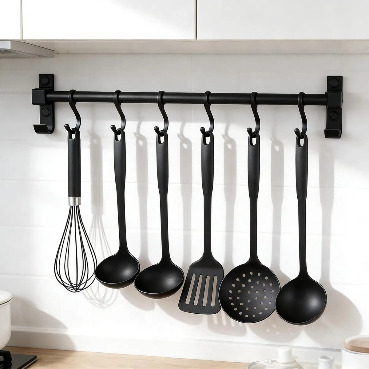 Colgador Utensilios Cocina 40 cm, Aluminio Barra Colgante de Cocina, Porta Utensilios Ahorra Espacio con 6 Ganchos Móviles, Multifuncional Porta, para Cucharas, Tablas de Cortar, Tijeras