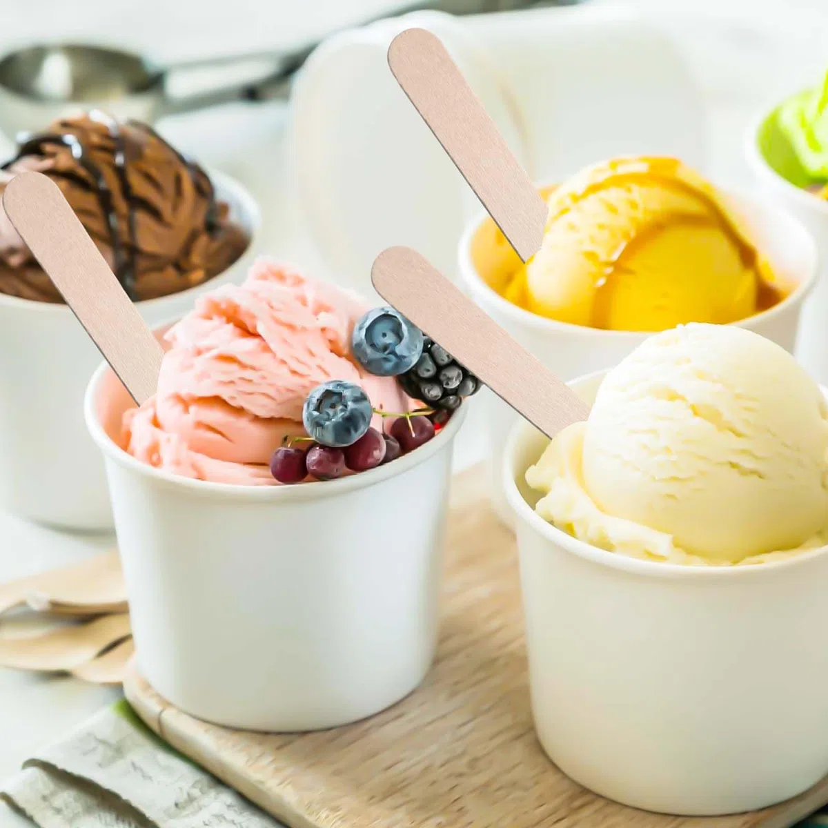 50 vasos de helado universales ecológicos de cartón, 240 ml, de papel, con 50 cucharas, helados de cartón, vasos compostables, vasos de papel para helados, yogur, comida con dedos, color blanco
