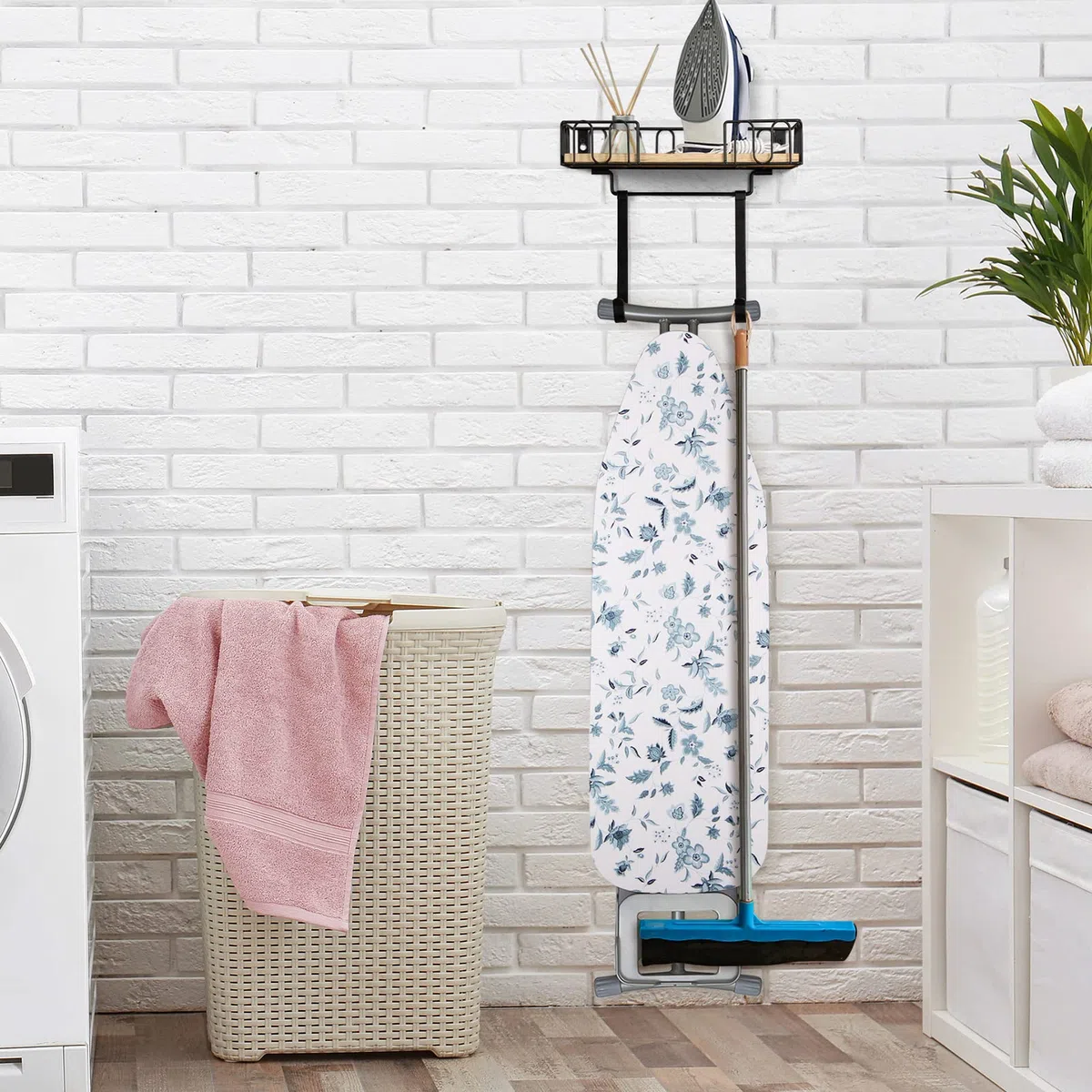 TJ.MOREE Soporte para tabla de planchar de metal, soporte de pared para plancha y tabla de planchar, decoración de cuarto de lavado y almacenamiento con gran cesta de base de madera negra y ganchos