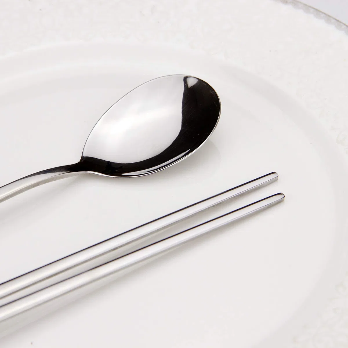 Juego de 5 pares de Palillos y Cucharas, YFWOOD 10 piezas de Palillos y Cucharas Coreanos de Acero Inoxidable, Reutilizables, Metal Plano, Mango Largo, para el Hogar, la Cocina o el Restaurante
