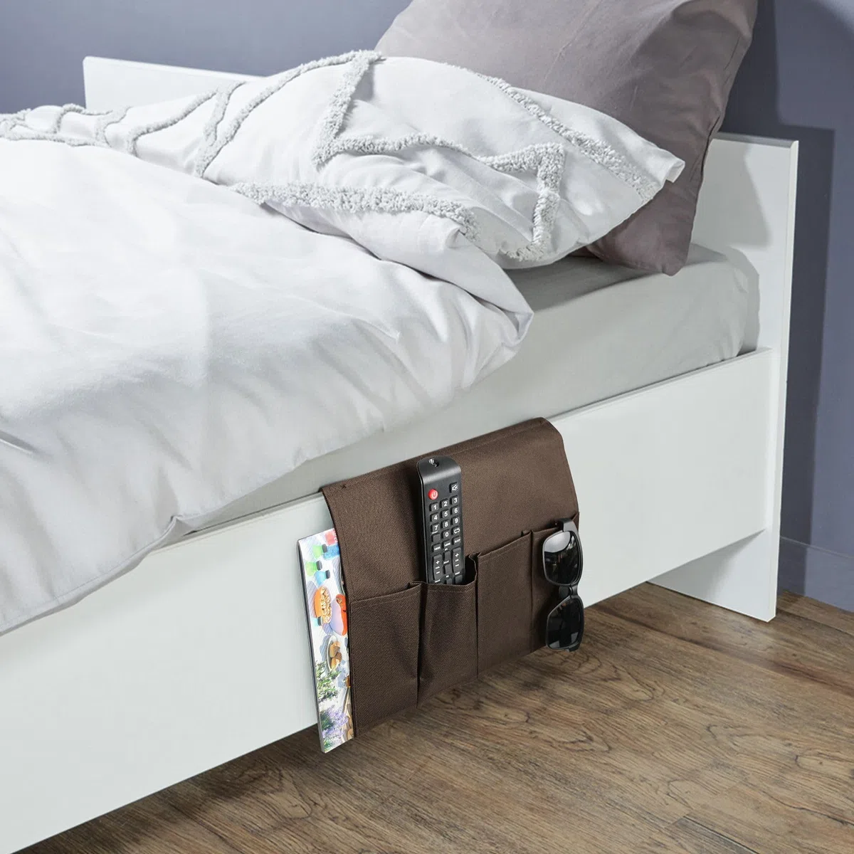 Organizador de Sofá Universal con Autobloqueo - Reposabrazos de sillón o sofá/Bolsillo cama - 5 Bolsillos - Apto para revistas, mando a distancia, teléfono, tableta, libros - 94 x 32 CM - Marrón