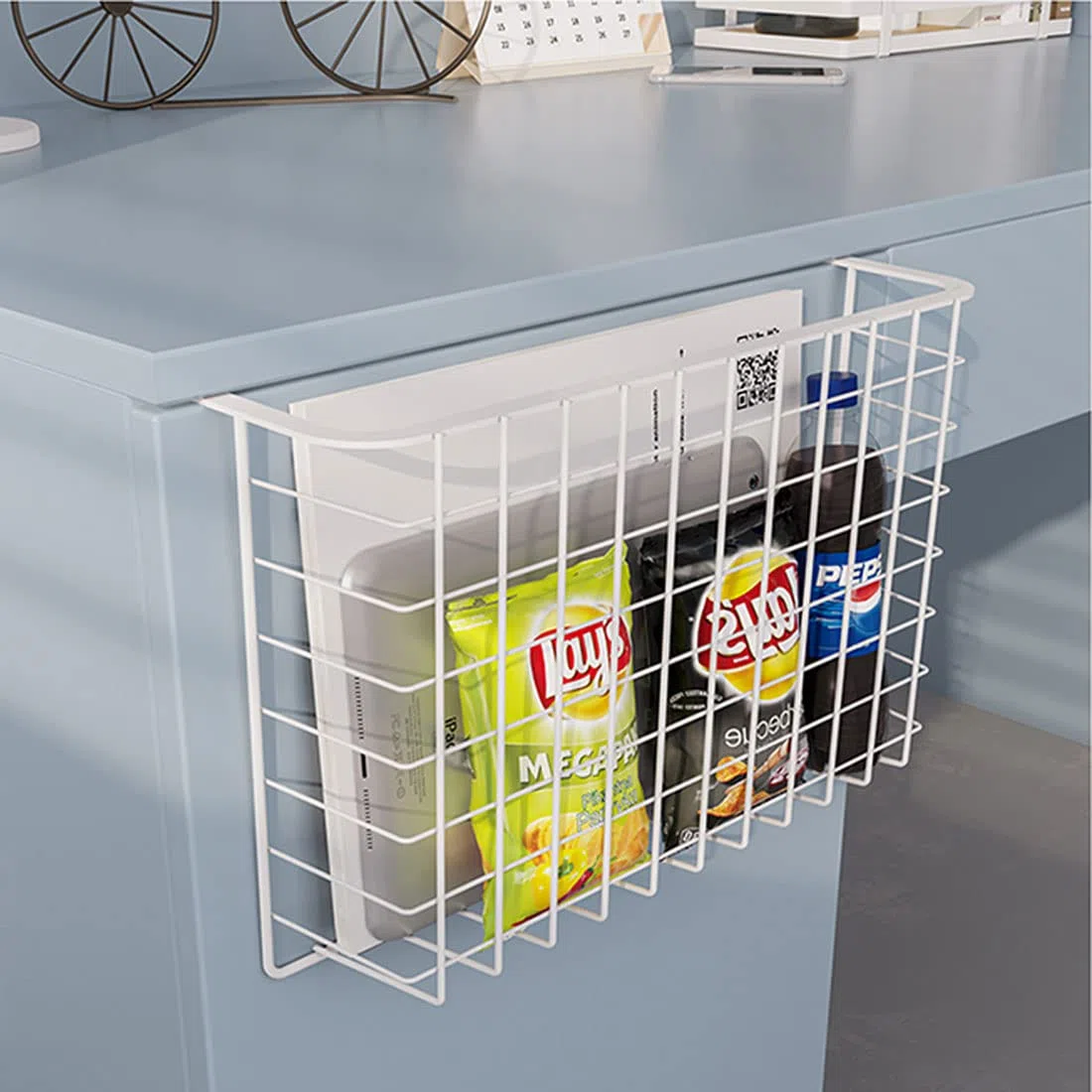 Juego de 2 cestas de almacenamiento colgantes de metal para cocina, oficina, despensa, cuarto de baño, armario (blanco)