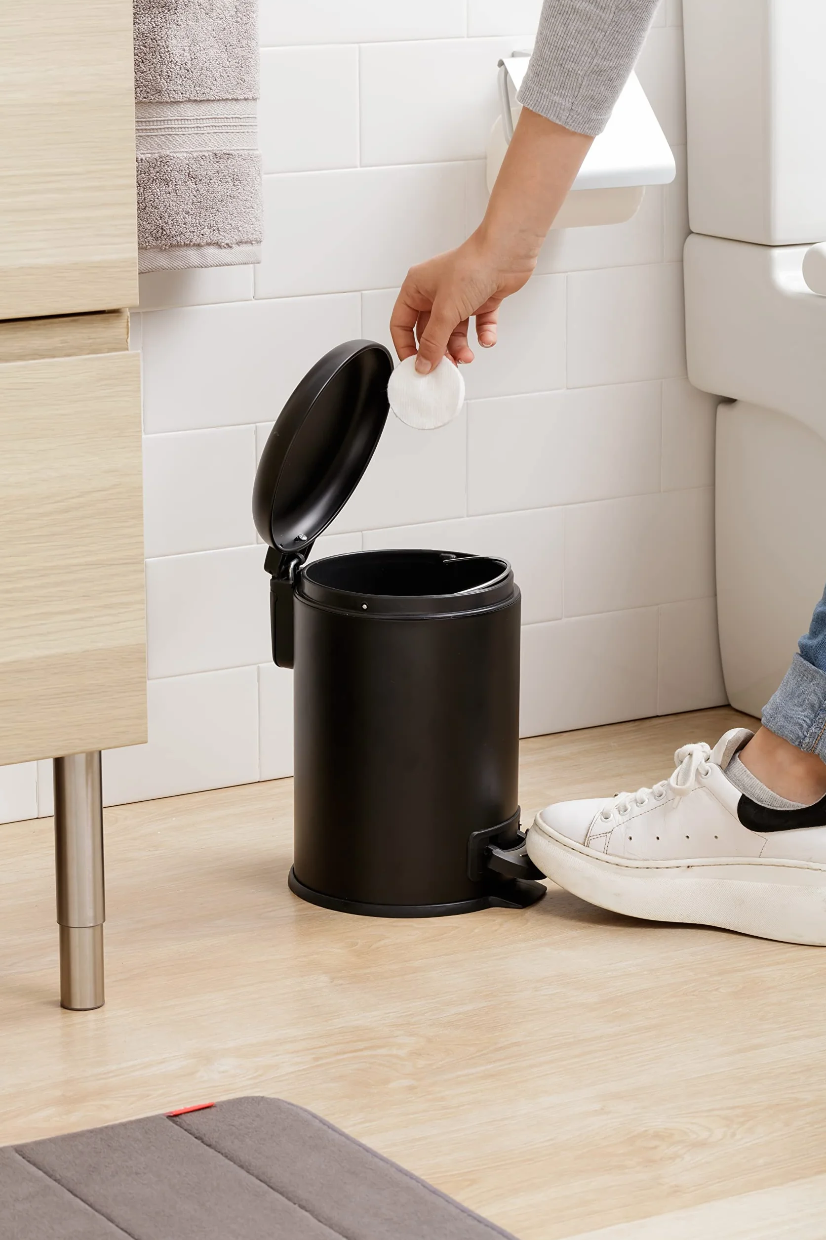 TATAY Papelera Baño Pedal 3L | Apertura Higiénica y Sin Contacto | Cierre Amortiguado y Silencioso | Interior Extraíble para Fácil Limpieza | Diseño Funcional | 19x21,8x22,1 cm – Modelo Nordic - Negro