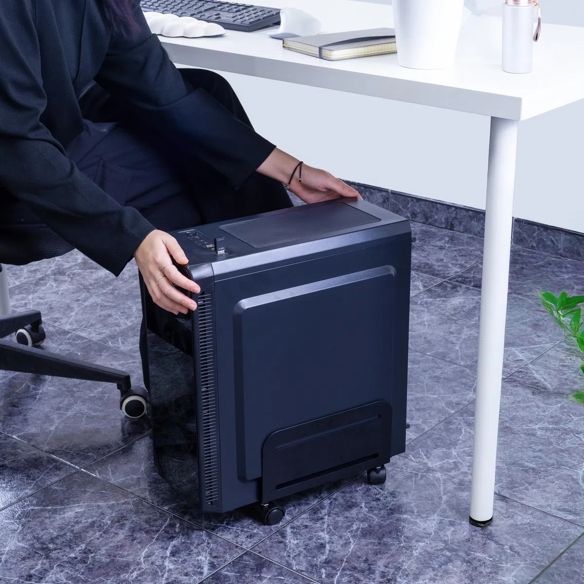 iggual -Soporte para CPU Ajustable.-Soporte Torre Ordenador Bajo Escritorio.-Soporta hasta 10kg, Metálico. -Soporte PC con Ruedas, 2 Ruedas con Función de Bloqueo y 2 Ruedas Direccionales-Negro SOP2