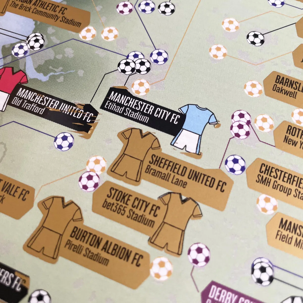 92 campos de fútbol de la temporada 2025-26 - Mapa de viaje para recoger y rascar - Maps International - 29 x 42 cm