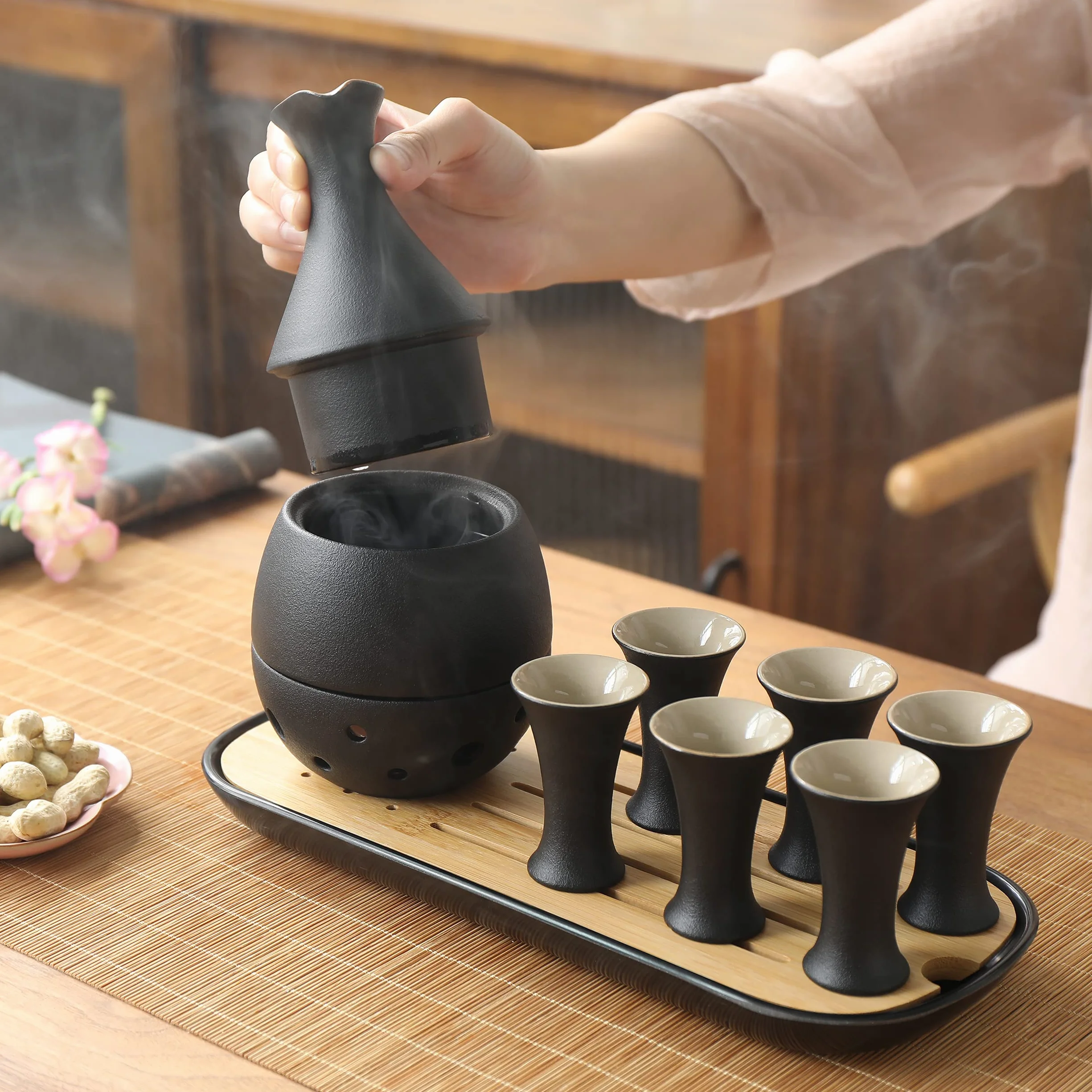 Juego de sake japonés tradicional TEANAGOO, jarra de sake (170 ml) con 6 tazas de sake (25 ml) para licor de soju japonés frío o caliente con juego de bandejas de bambú para servir 10 piezas/juego