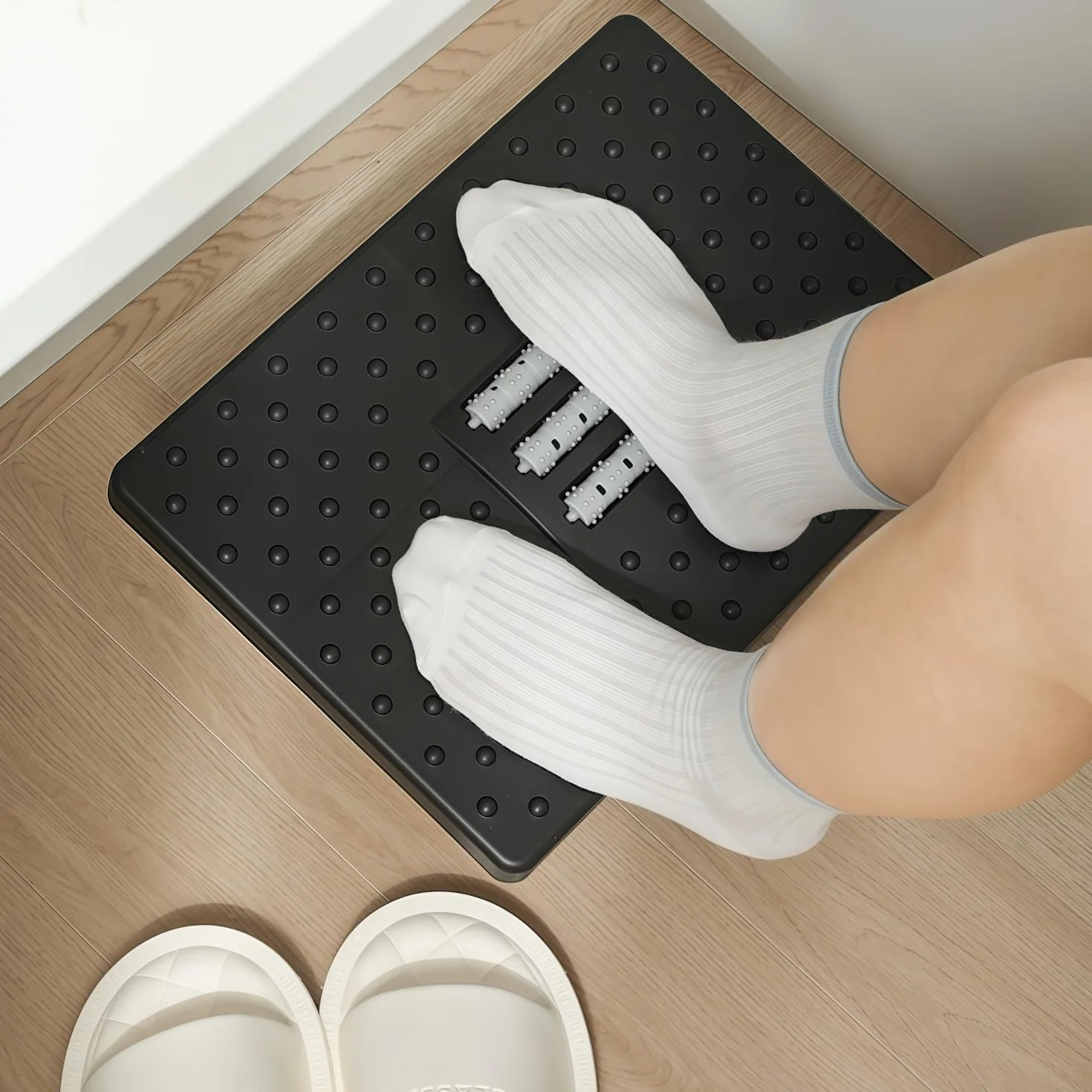 Reposa Pies Trabajo Oficina,Cómodo Reposapiés para Escritorio,Reposapiés Ergonómico con Cojín de Plástico Ergonómico y Puntos de Masaje para Oficina,Hogar,Viajes,34x25x13 cm
