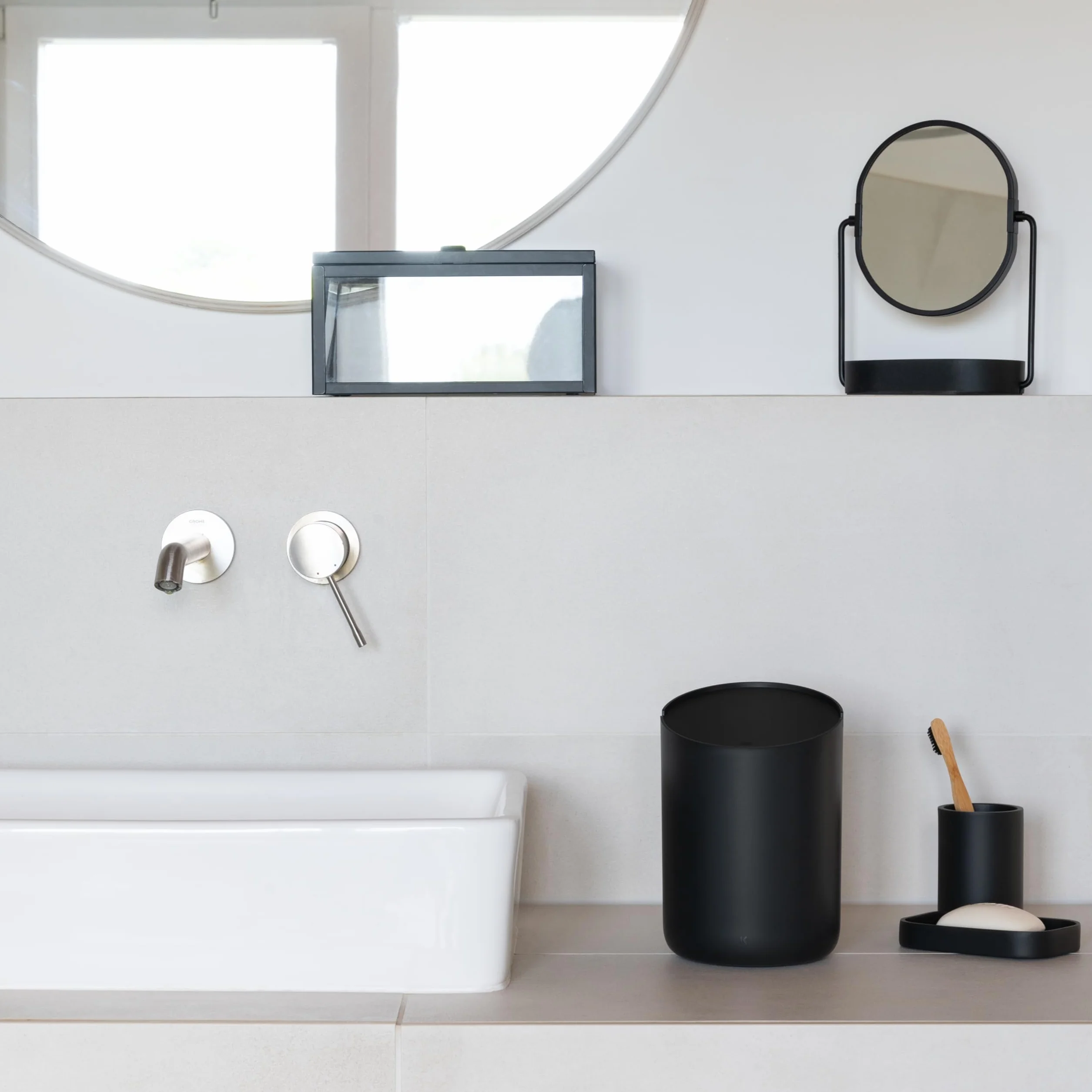 Kazai. Pequeña Papelera 'Tove' - 1,5L | Exclusivo Mini Cubo de Diseño de Berlín | Para el Baño, la Cocina y como Cubo de Mesa | Antideslizante, Cubo Interior | Negro