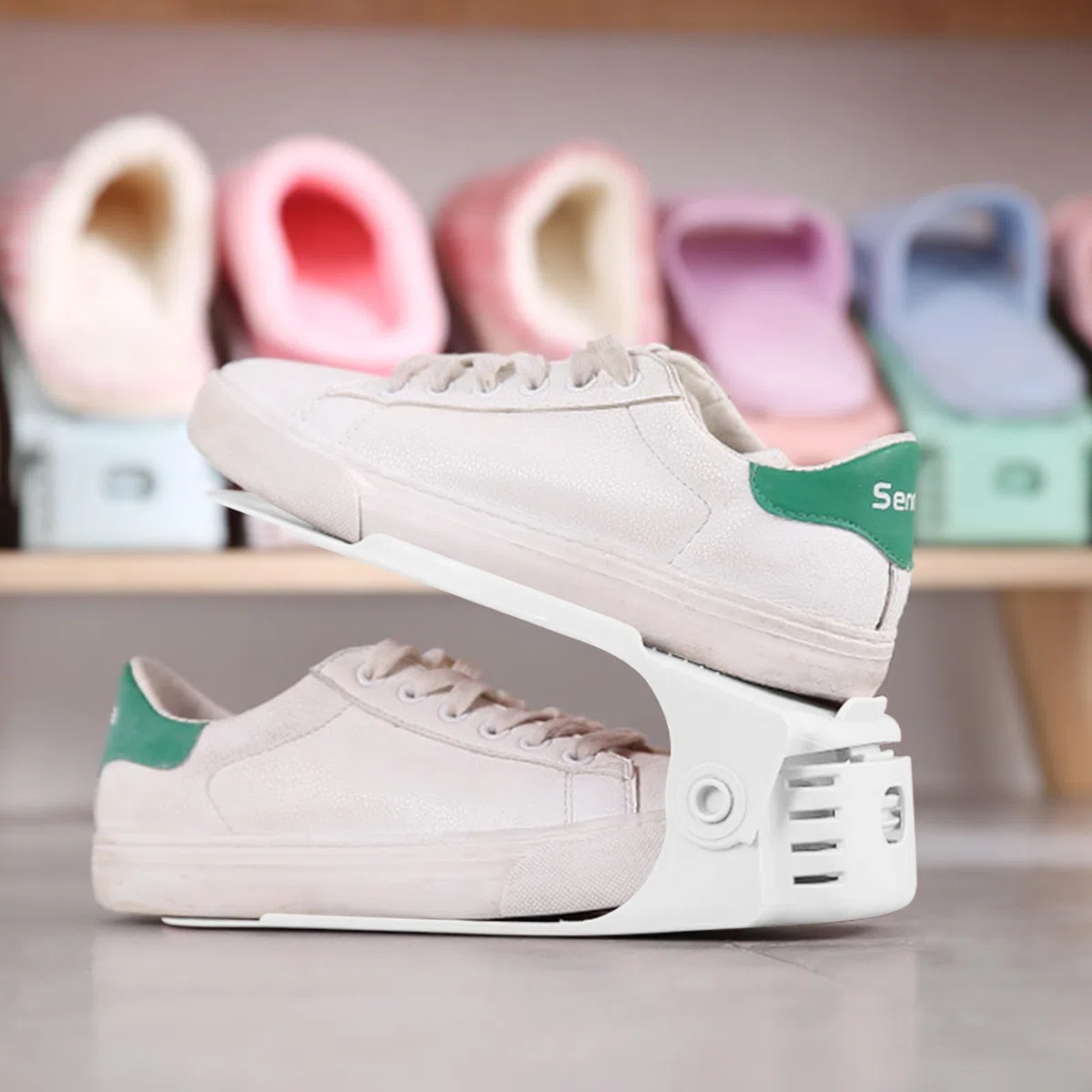 Juego de 10 zapateros ajustables, zapatero antideslizante, apilable para zapatos, 3 estantes ajustables en altura de doble nivel, organizador de zapatos que ahorra espacio (blanco-1)