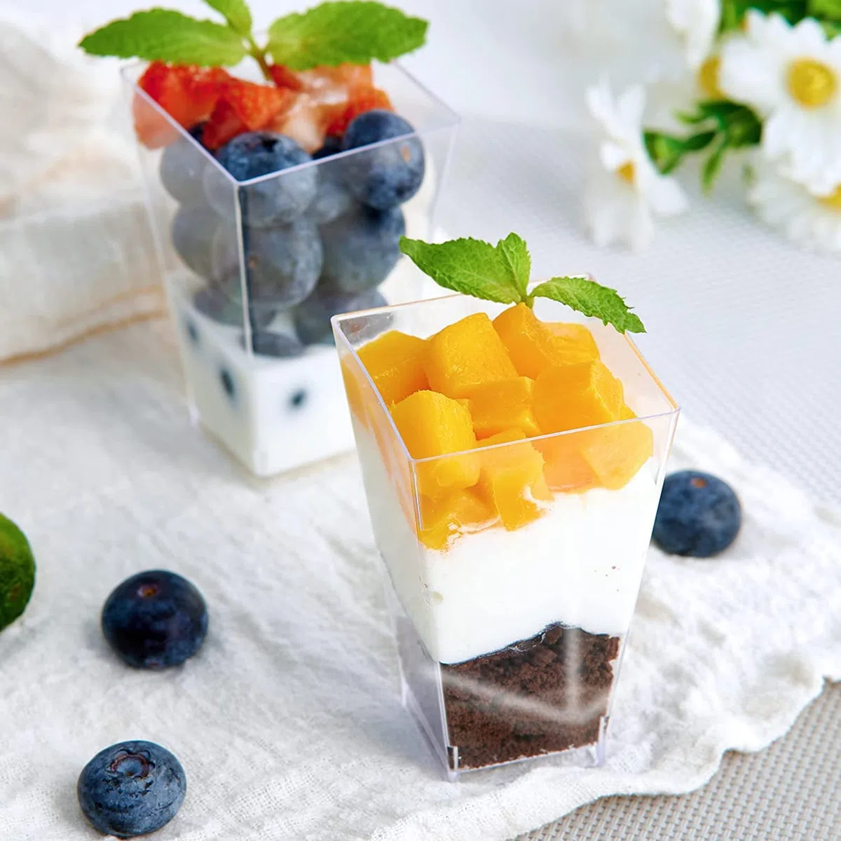 KAHEIGN 60 Piezas Mini Tazas de Postre, 90ml Vasos de Postre Altos Cuadrados de Plástico Copa de Aperitivo de Parfait Transparente Tazón para Servir Reutilizable para Mousse Pudín (3,8 x 8,3cm)