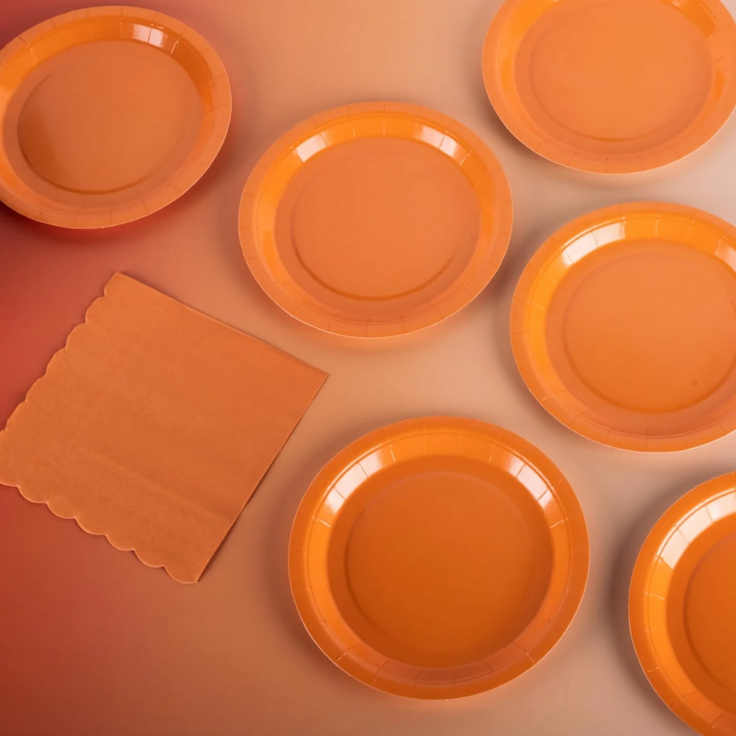 CEILIWEN Paquete de 100 platos de papel naranja – Platos redondos de 18 cm de color sólido para fiestas, cumpleaños, día de Acción de Gracias, Halloween, para catering y eventos (naranja, 7 pulgadas)