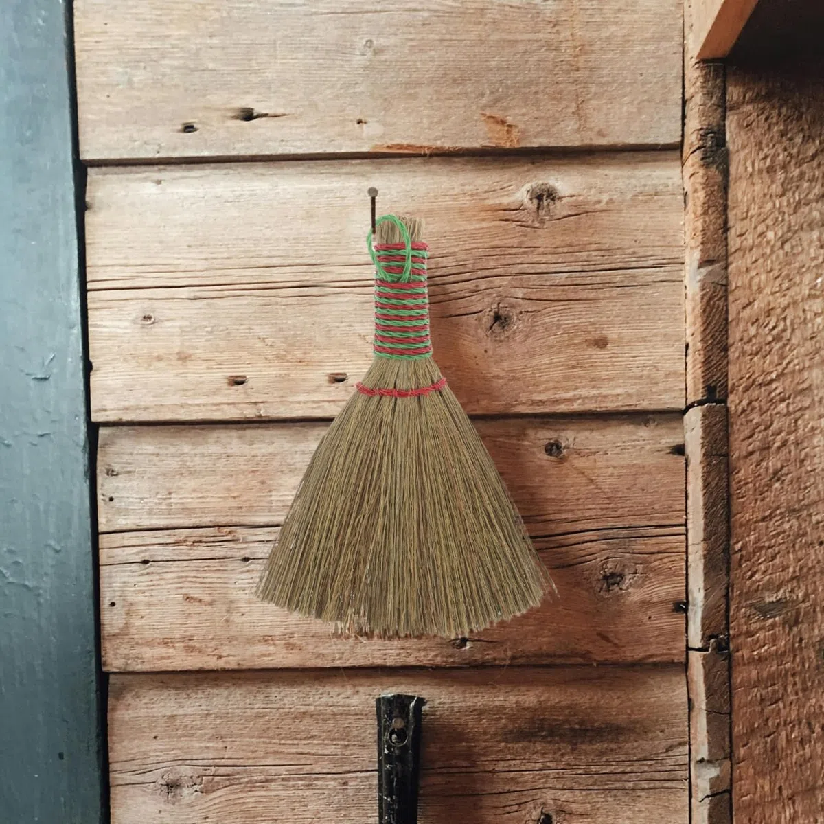 PRETYZOOM Escoba De Mano De Paja Natural con Cerdas Suaves para Limpieza Interior De Pisos Y Muebles Ligera Y Portátil para Cocina Sala Y Dormitorio