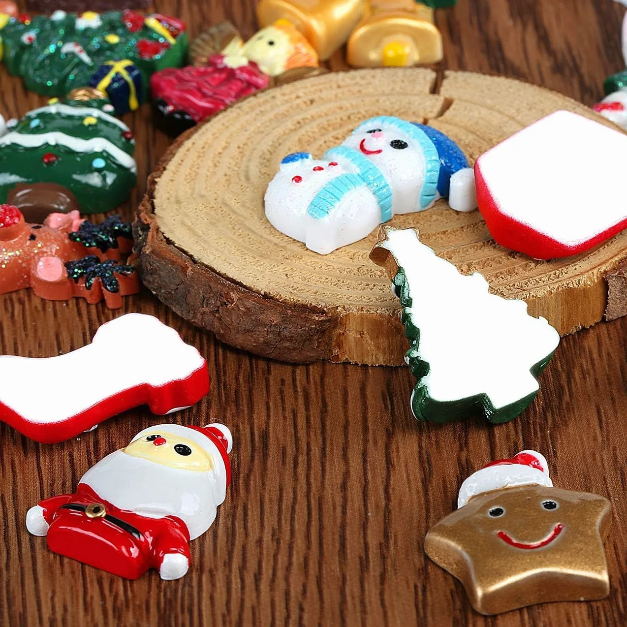 Kesote 30 Piezas de Mini Adornos Navideños de Resina Papá Noel, Sonajero, Árbol de Navidad, Muñeco de Nieve, Miniaturas de Navidad para Regalo, Parcela, Tarjetas de Felicitación