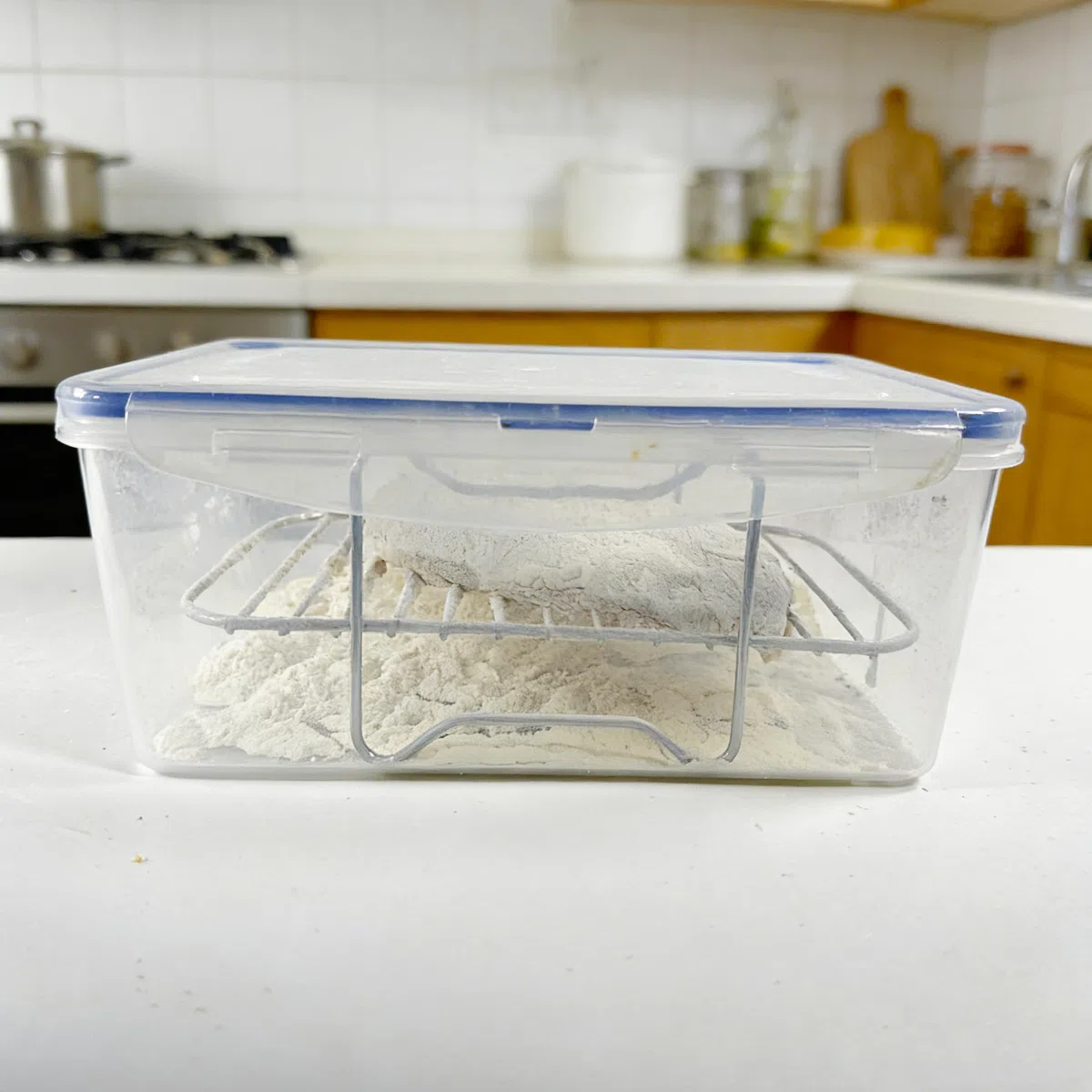 Cuenco para rebozar, cuenco para empanar con tapa, coctelera de harina para condimentar pollo frito, pescado, camarones, simplemente gira | Cuenco para empanar con tapa, coctelera de harina, pollo frito, pescado, camarones, condimento, fácil de limpiar (a