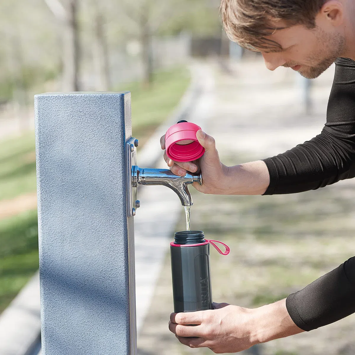 Botella filtrante BRITA Active Rosa - Filtro Tecnología MicroDisc, Óptimo sabor para disfrutar en cualquier lugar, Botella de Agua sin BPA, 0.6 litros