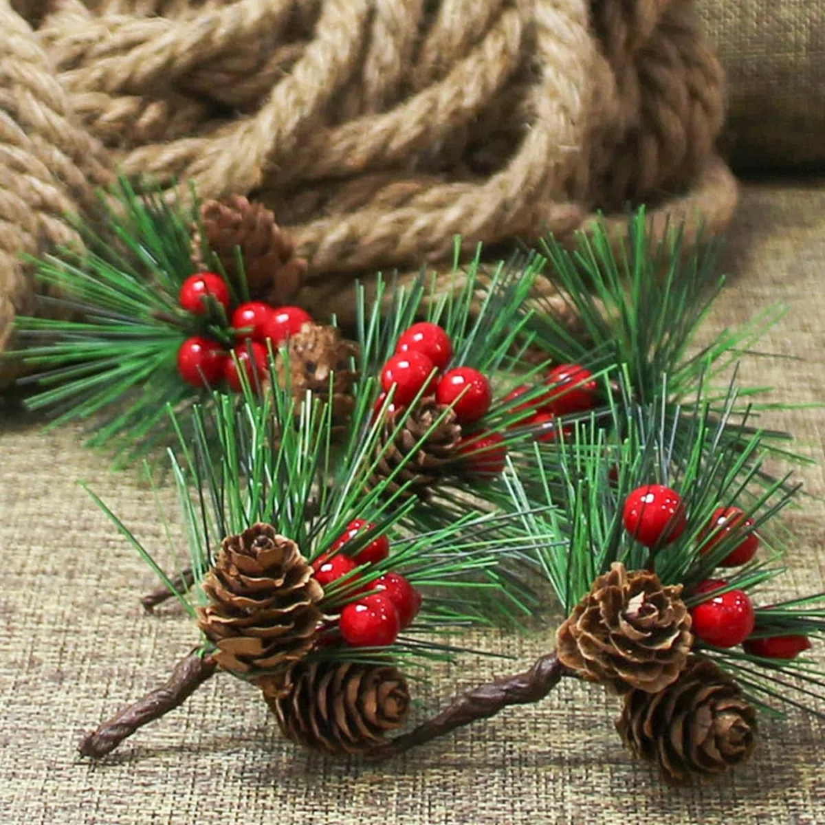 Lote de 20 Ramas de Abeto Artificial con Bayas Rojas y Piñas,Decoración de Navidad,Corona de Adviento,Guirnalda Festiva,DIY y Adornos para Árbol Navideño