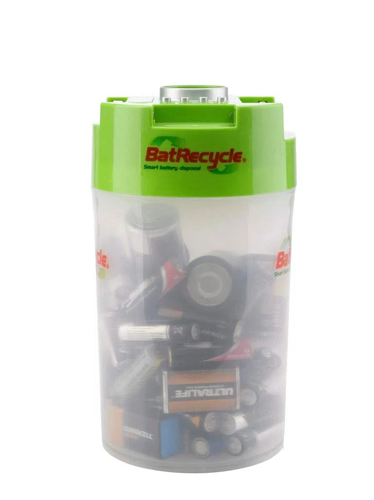 Un contenedor para reciclar con un probador integrado