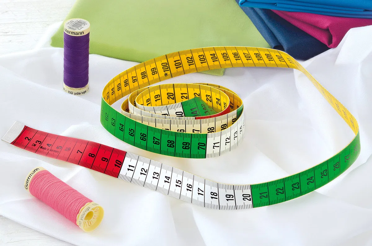 Gütermann creativ Set hilo de coser con 10 bobinas de Coselotodo de 100 m en tonos vivos + una cinta métrica de sastre