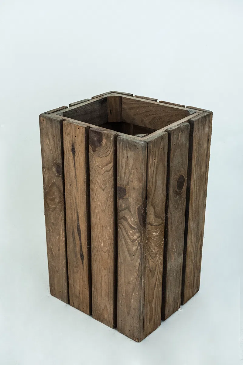 Papelera Decorativa Sam de Madera Envejecida, Marrón, 30.5x26.5x49cm. Incluye Imán de Madera Personalizable de Regalo