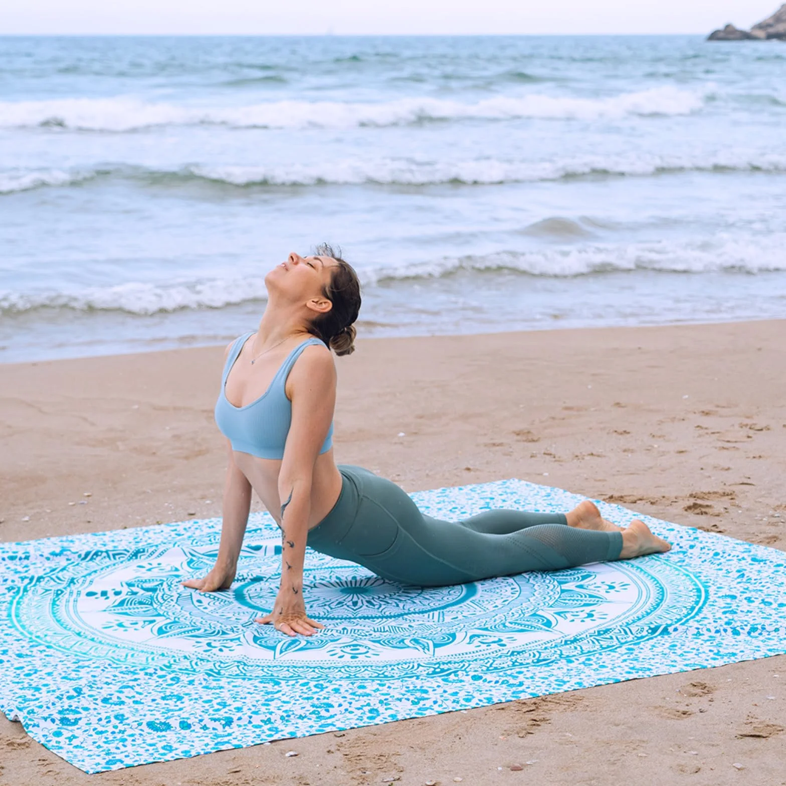 MOMOMUS Toalla de Playa Grande Antiarena - En Diseño Mandala - Ideal como Manta, Pareo y Toalla Grande para la Playa XXL, Espaciosa y Repelente a la Arena - Turquesa, 210x230 cm