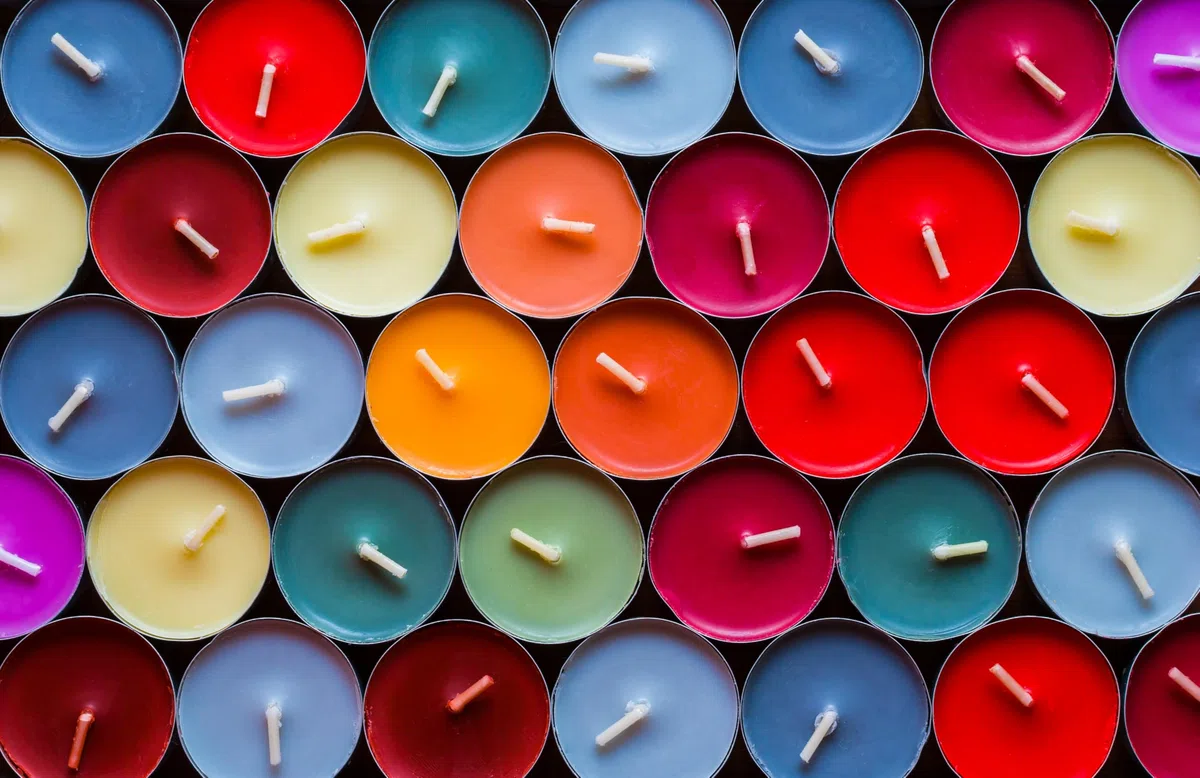 Colorante para Velas AMARILLO en Escamas/Perlas – Alta Concentración, Color Intenso – Fácil Disolución para Cera de Soja, Parafina y Abeja – DIY