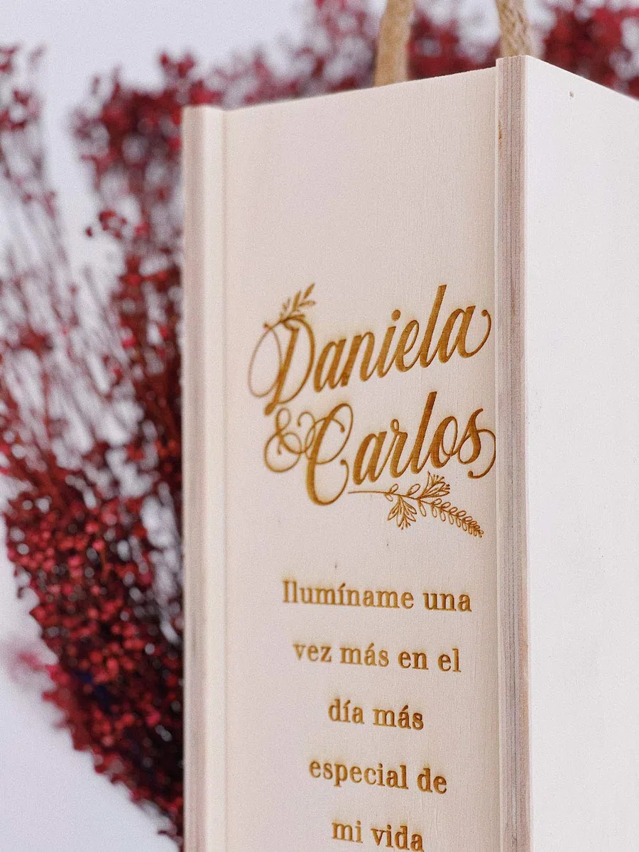 MONAMI - Caja de vino personalizada en madera de pino, grabada con dedicatoria. Regalo original boda, pareja, padrino, madrina, día del padre, testigos. Tapa deslizante y asa superior