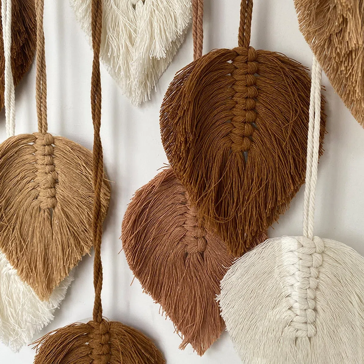 CCAIPU Tapiz Pared de Macramé, Tapiz Tejido con Hojas de Bohemia, Hecho a Mano, Decoración de Pared con Plumas y Hojas para Sala de Estar, Dormitorio y Hogar (Gris Rosa)