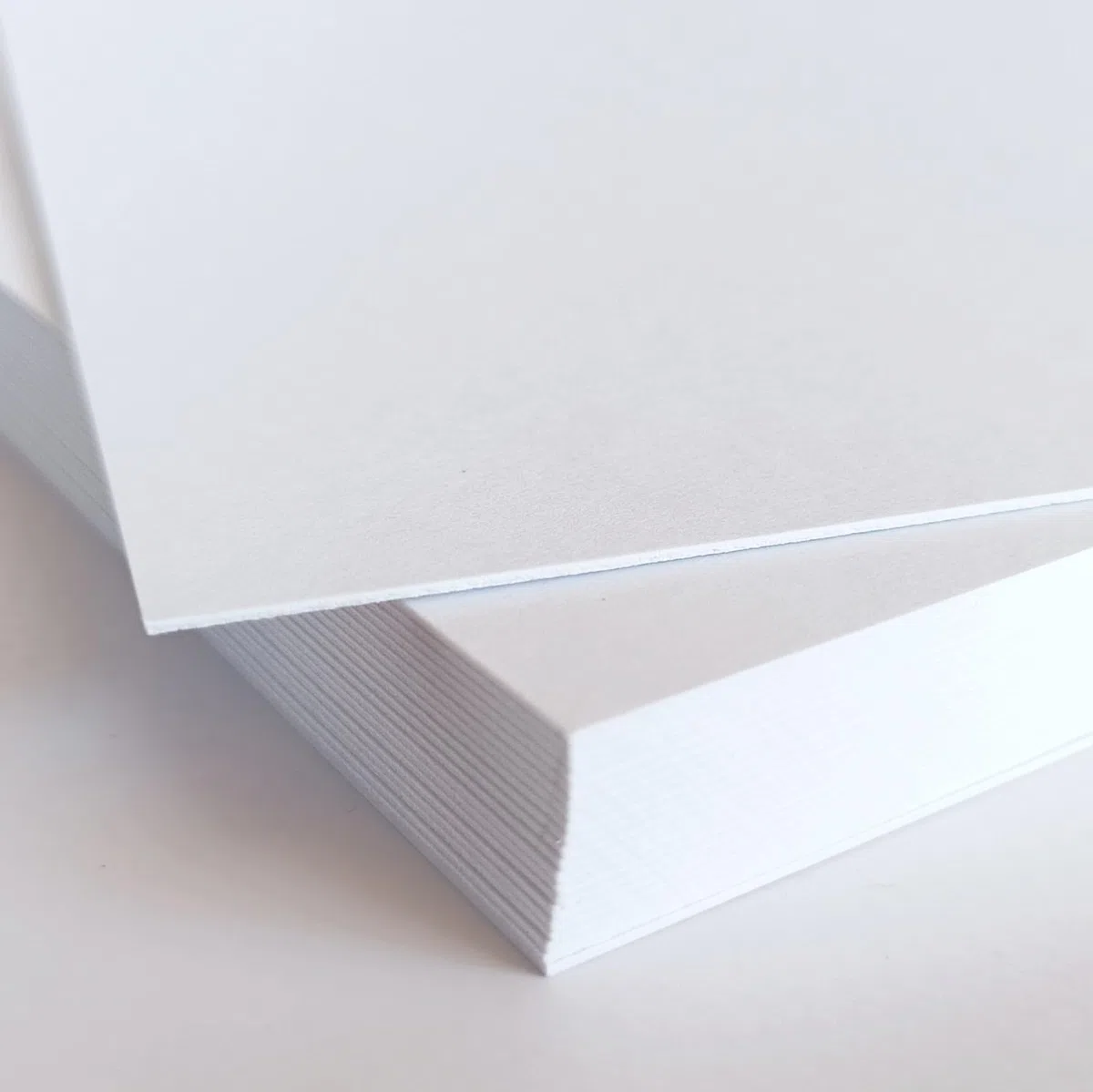 25 Cartulinas blancas A4 de 520gr/m2 (0,6mm grosor) | Cartulina rígida extra gruesa 21x29,7cm | Pack de 25 hojas | Cartulina satinada para recortar, pintar y dibujar