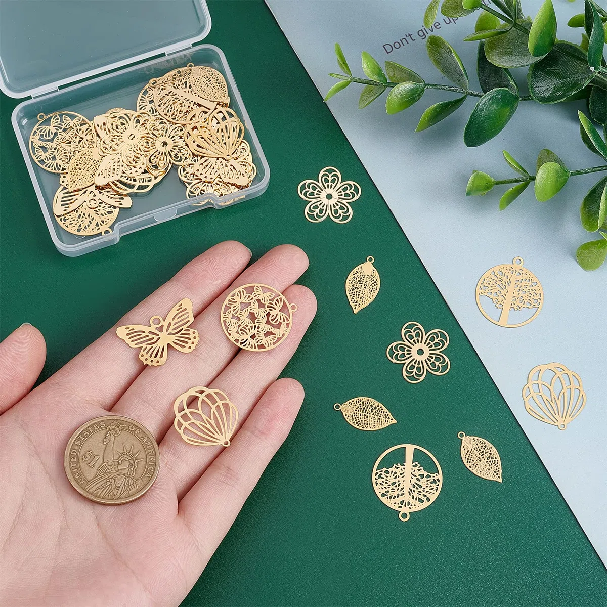 UNICRAFTALE 36 colgante de Filigrana de Acero Inoxidable con 6 estilos de Oro Y Diseño Botánico Adornos de Metal Grabado Flor Mariposa Hoja Plano Redondo Hueco para Hacer Joyas
