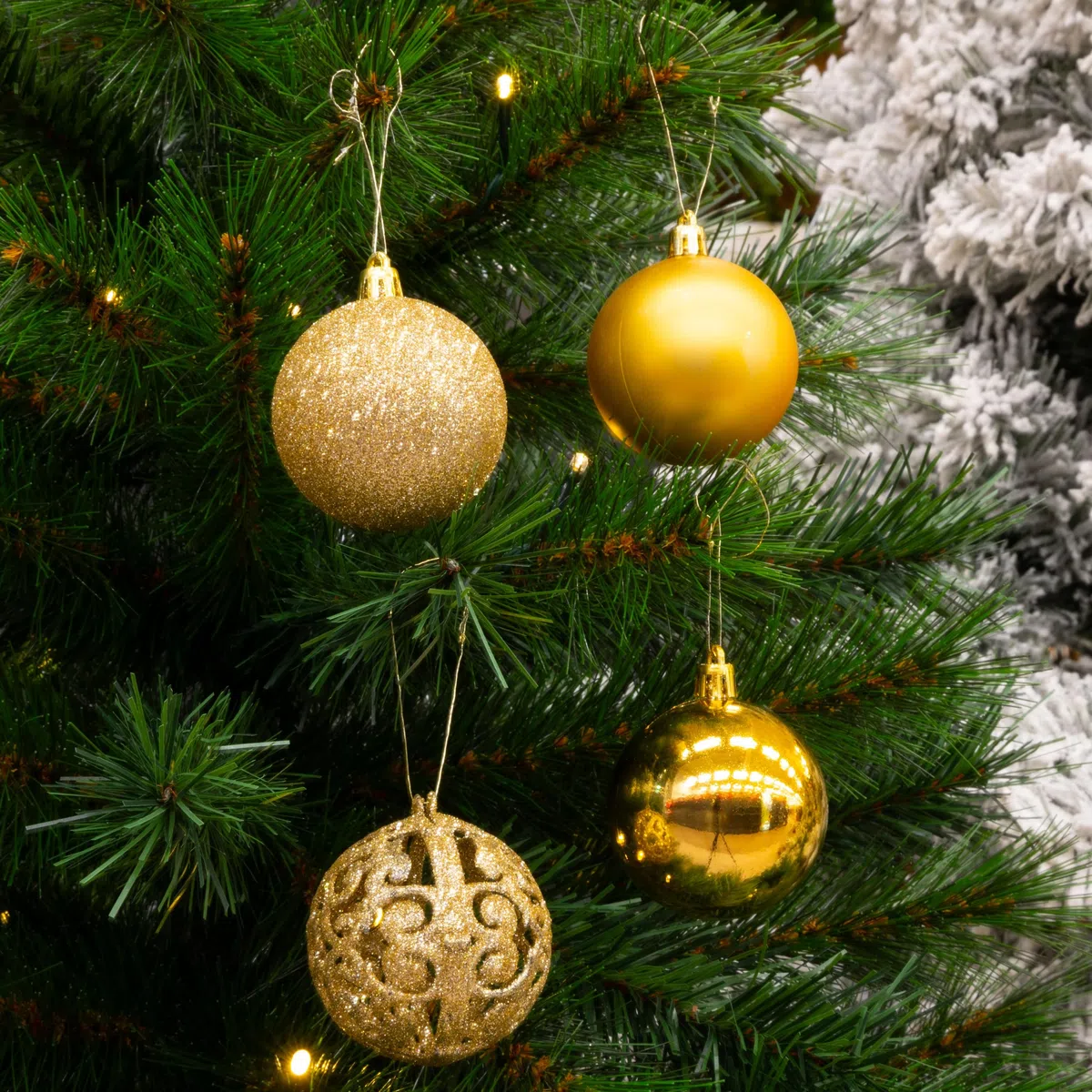 Christmas Gifts Bolas de Navidad Doradas - 101 Piezas Adornos Navideños - Adornos Navideños Plástico - Ø3/4/6 CM - para Uso en Interiores y al Aire Libre - con Ganchos de Bolas de Navidad