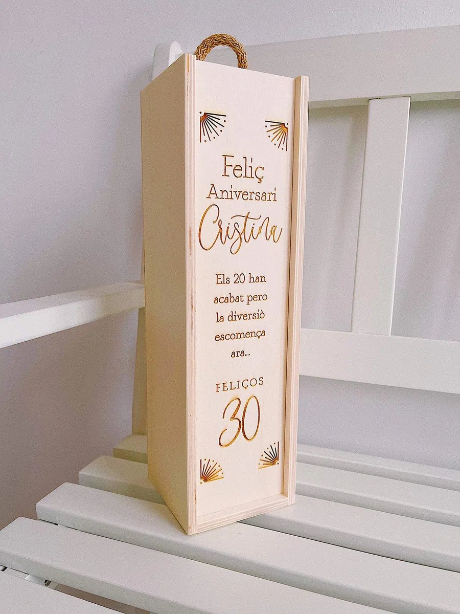 MONAMI - Caja de vino personalizada en madera de pino, grabada con dedicatoria. Regalo original boda, pareja, padrino, madrina, día del padre, testigos. Tapa deslizante y asa superior