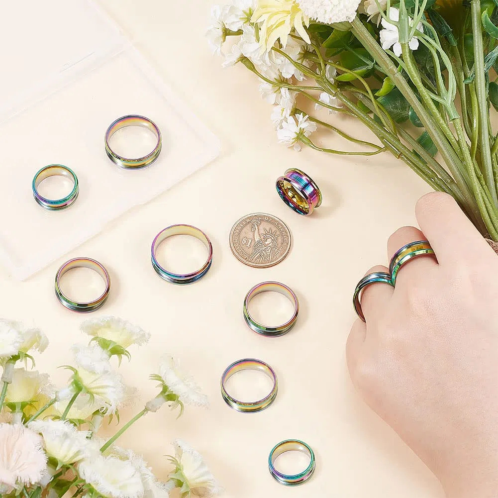 UNICRAFTALE 14 anillo de Núcleo En Blanco Arcoíris Tamaño 5-13 anillo Ranurado de Acero Inoxidable con Bolsas de Terciopelo Anillo Redondo Vacío para Anillos de Incrustaciones de Bandas de Boda
