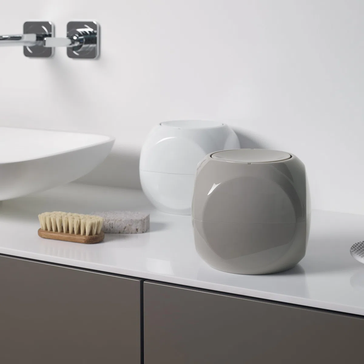 Spirella - Papelera para cosméticos - Contenedor de residuos de baño - 1 litro con tapa giratoria - Blanco