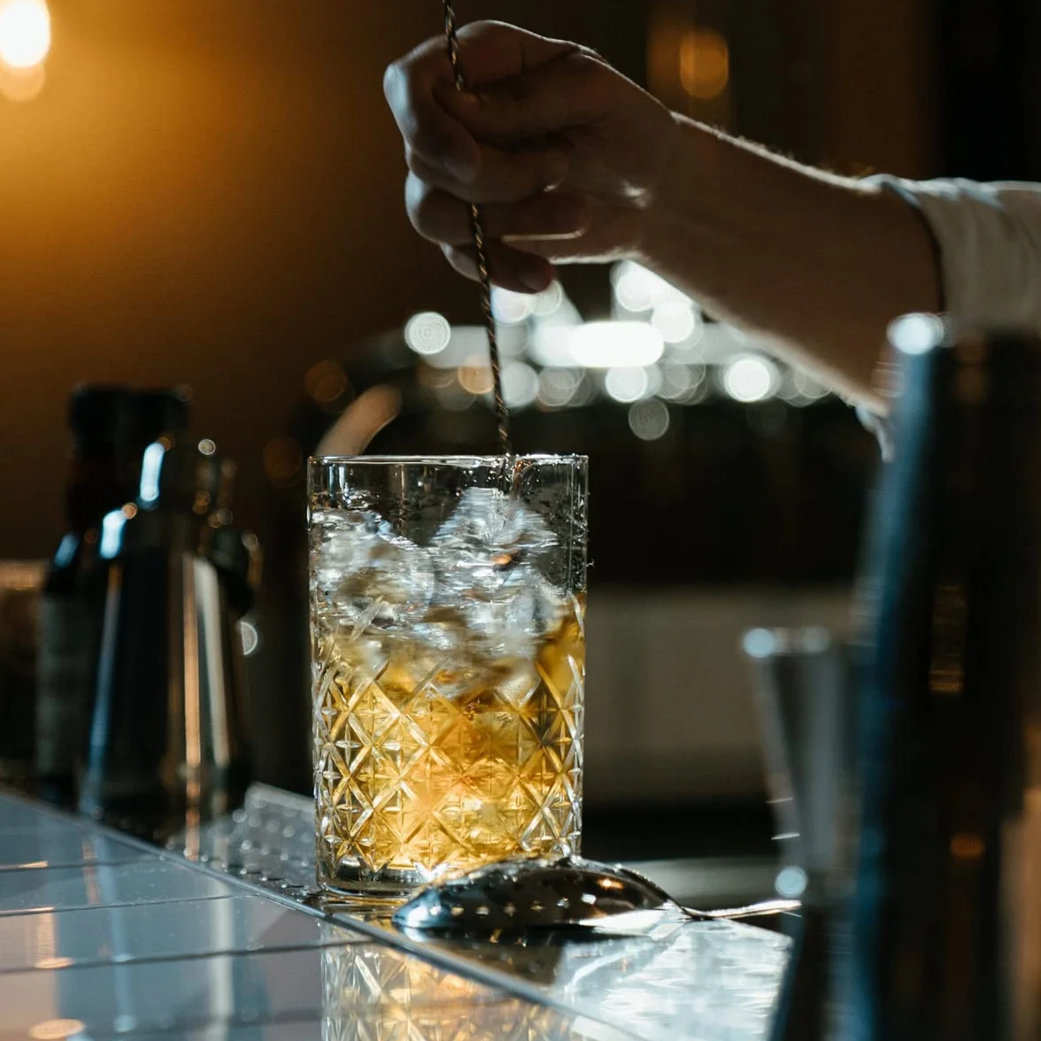 Jarra de cristal para mezclar cócteles con colador Hawthorne, jarra grande de 725 ml de cristal cortado para mezclar cócteles (plata)