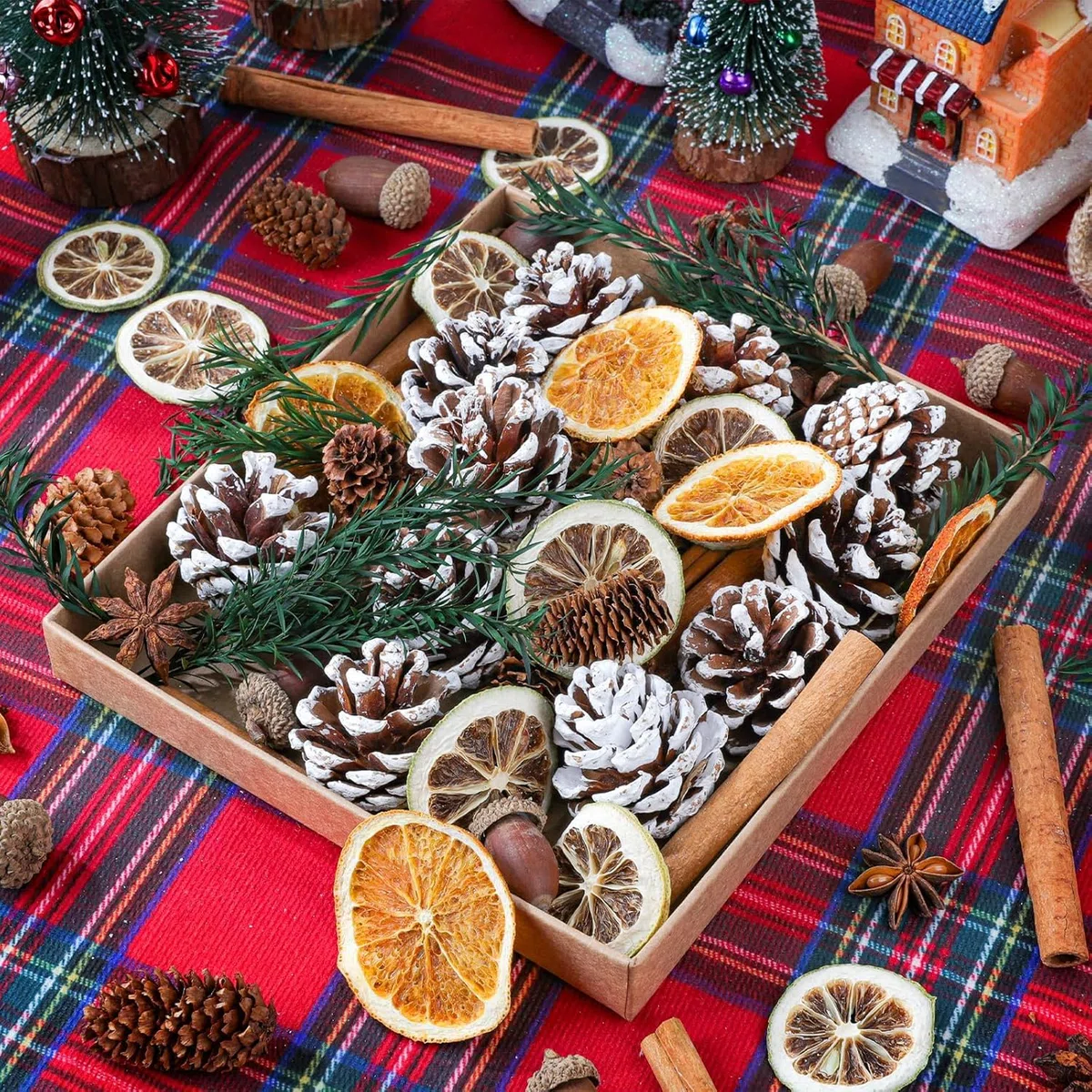 LATERN 225 Piezas Decoraciones para Coronas Navideñas, 20 Rodajas de Naranja, 20 Palos de Canela, 10 Piñas, 10 Anís Estrellado, 10 Bellotas, 155 Frutos Rojos - para Navideñas Fiestas Decoración