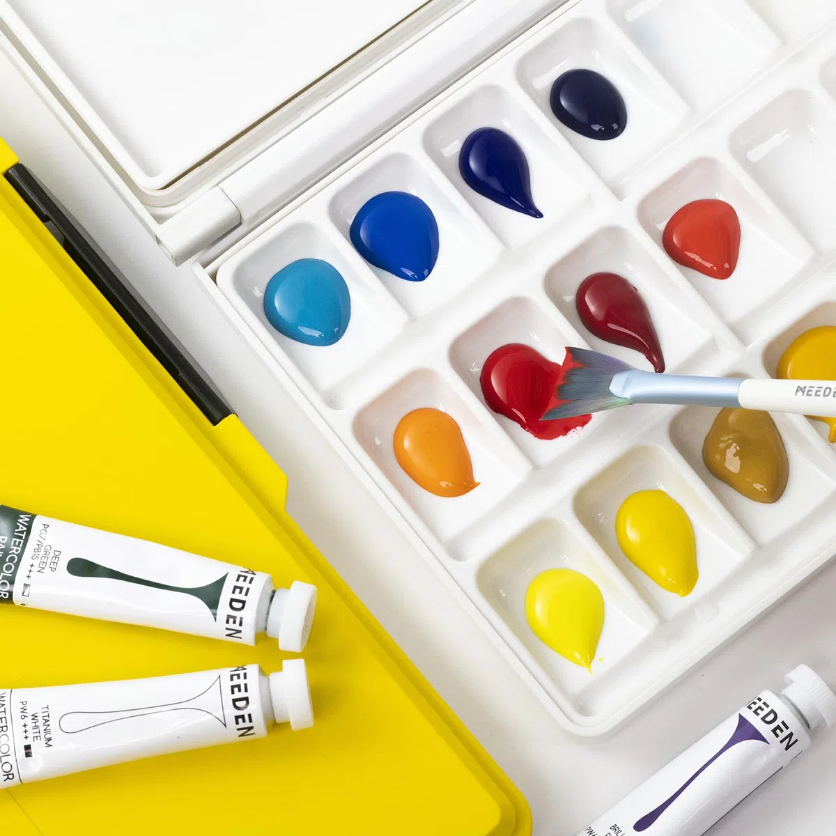 MEEDEN Paleta de Acuarela hermética a Prueba de Fugas, Bandeja de Pintura de Viaje con Grandes áreas de Mezcla, Paleta Plegable de 33 pozos Rosa para Acuarela, Gouache, Pintura acrílica