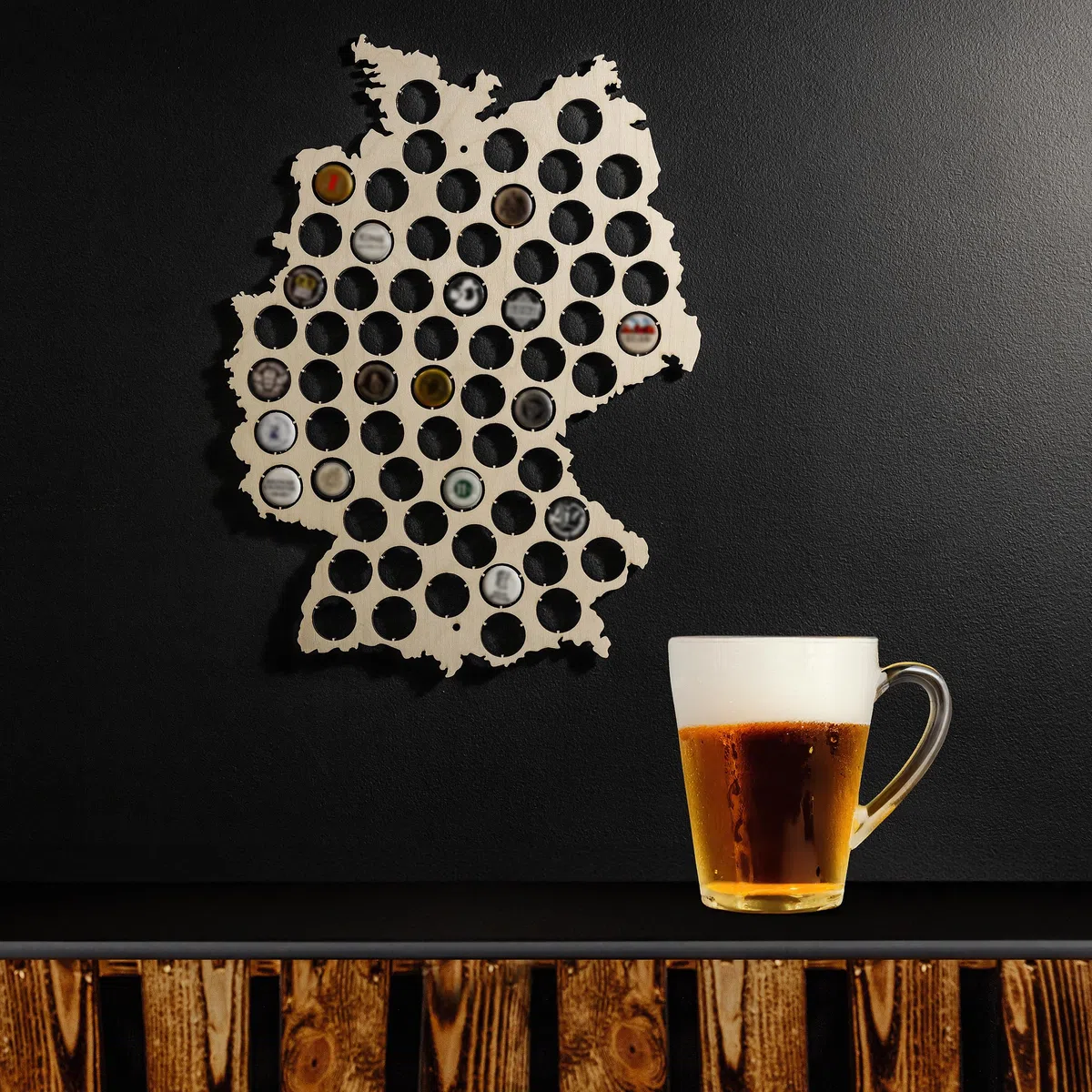 Creative Deco Mapa de Alemania de Contrachapado Soporte para Chapas de Cerveza | 32,5x44x0,5cm | Colección de 64 Tapones de Botellas | Decoración de Pared Artesanal | Regalo para Amantes de la Cerveza